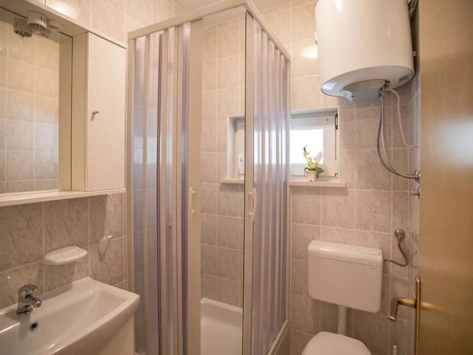 Mélanie B im ersten Stock einer Villa am Strand - Image-tags.info