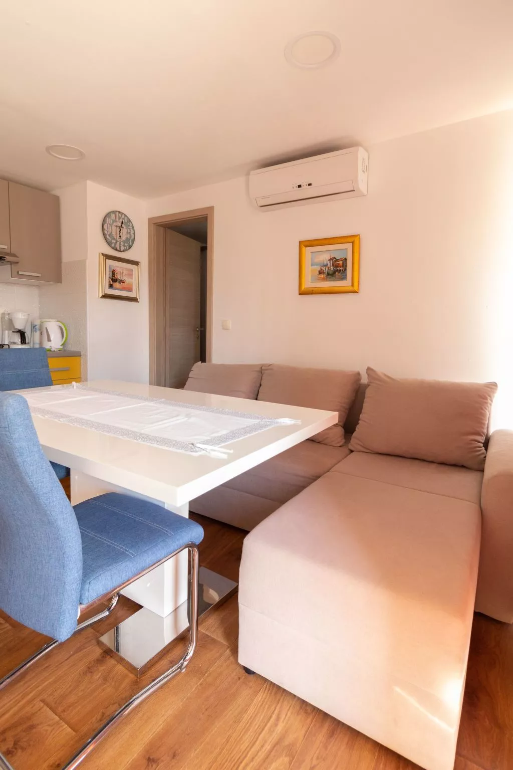 Mobilheim mit Privatparkplatz-Binnen