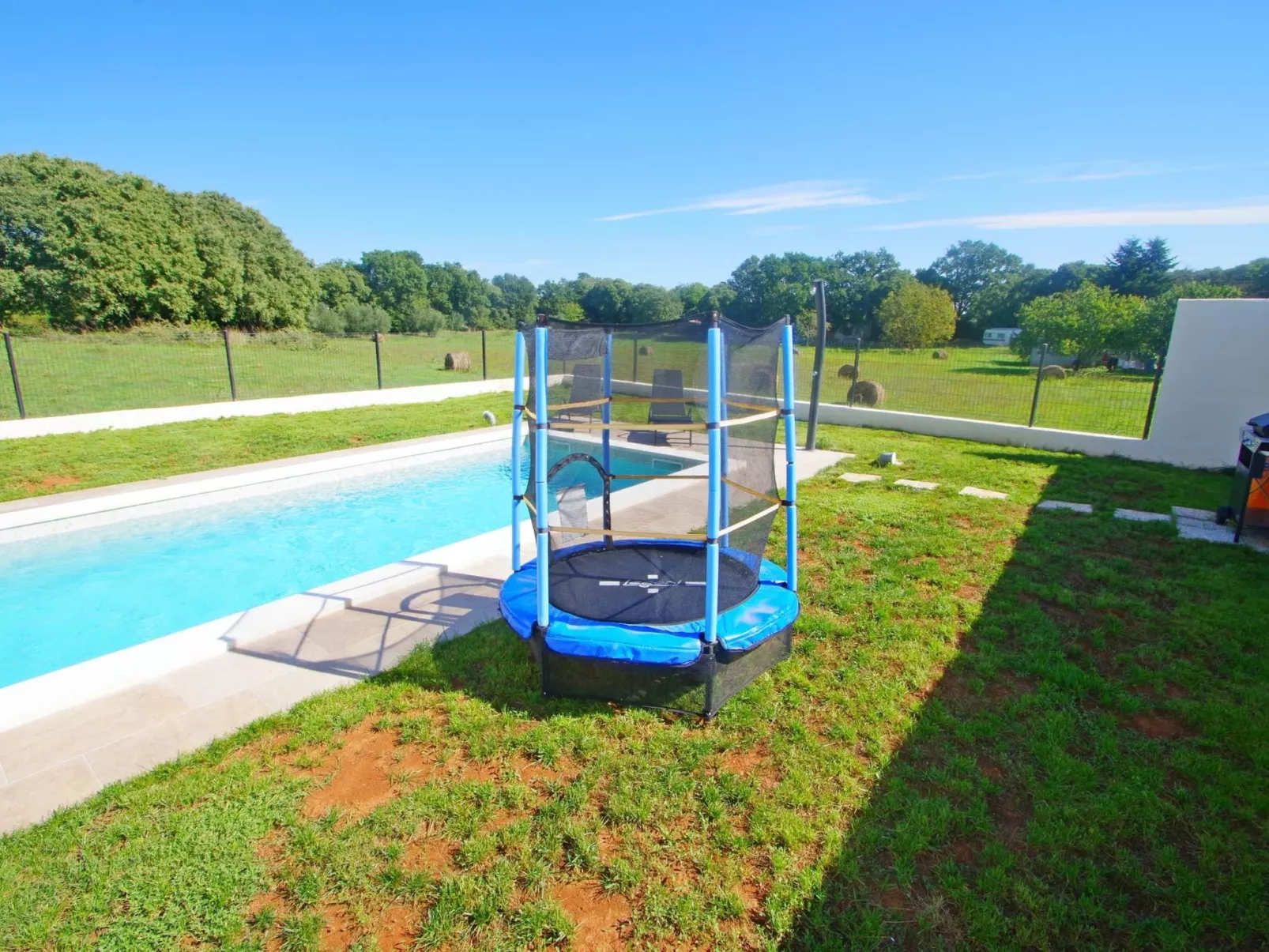 Mit privatem Pool, Dorf Šišan-Buiten