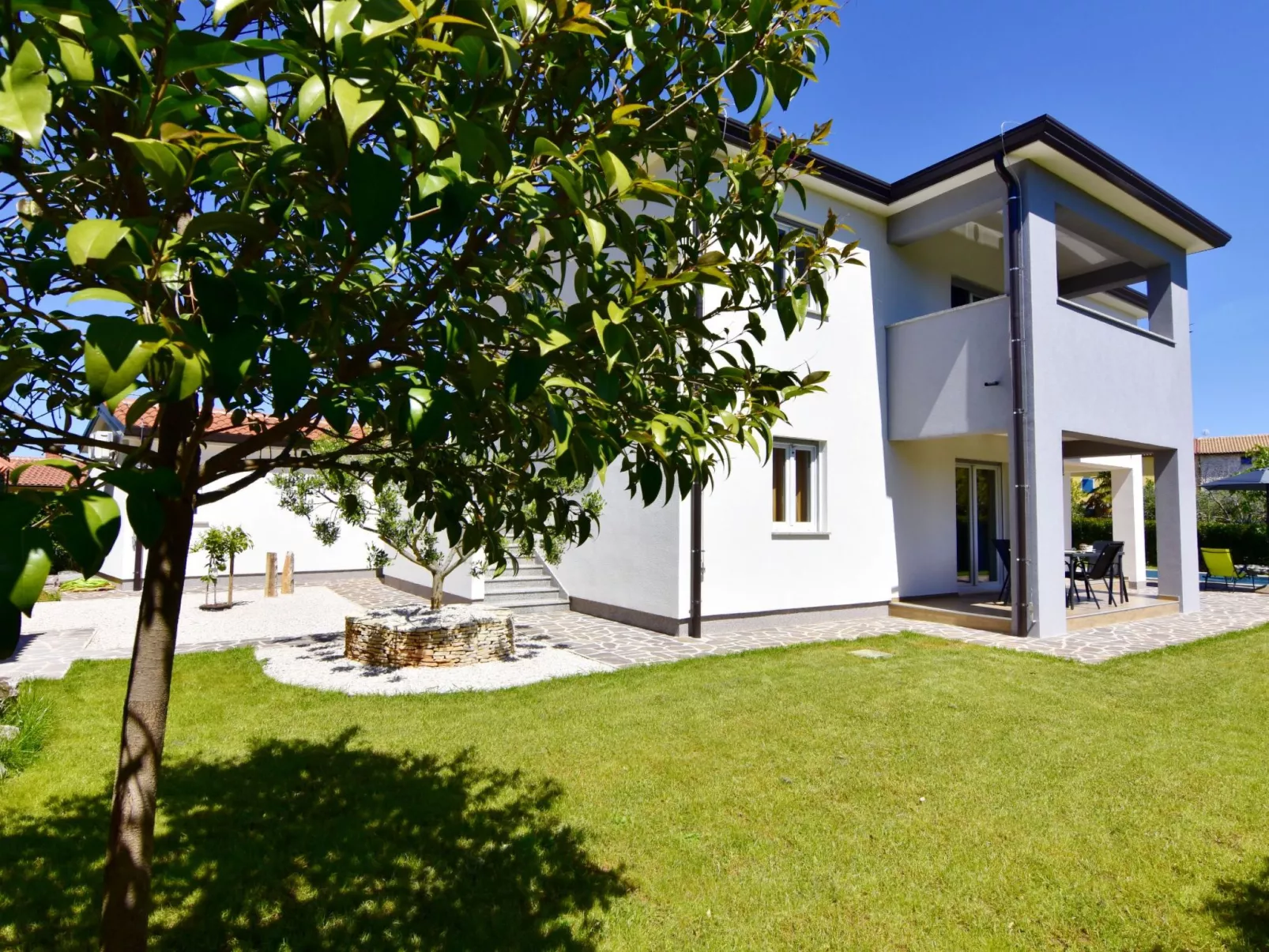 Apartment 2 in einer neuen Villa mit Pool in ruhiger Lage-Buiten
