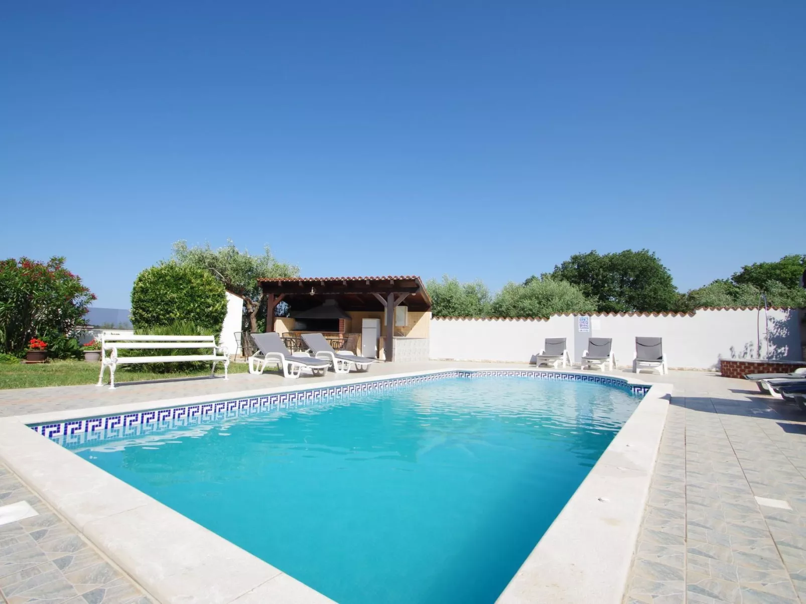 In Banjole mit Gemeinschaftspool-Buiten