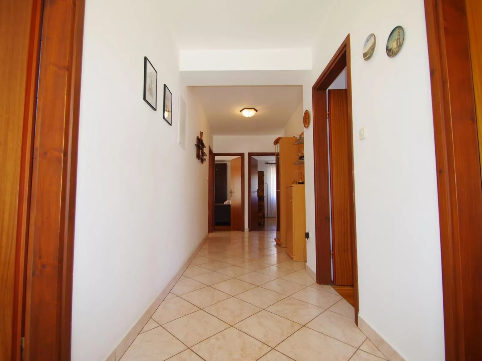 Geräumige Wohnung mit schöner Terrasse und Garten-Binnen