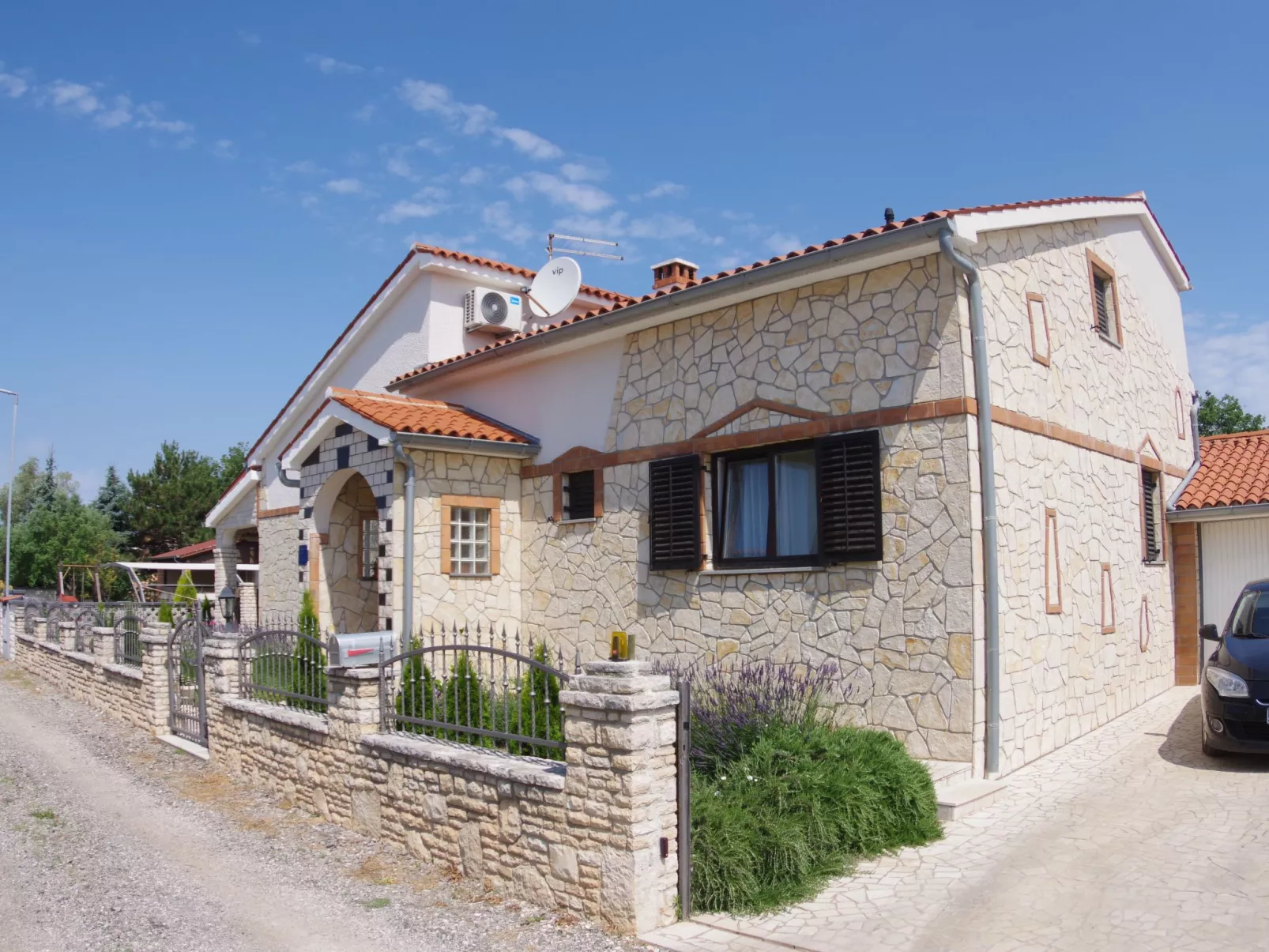 Geräumiges Ferienhaus mit 4 Schlafzimmern und privatem Pool-Buiten