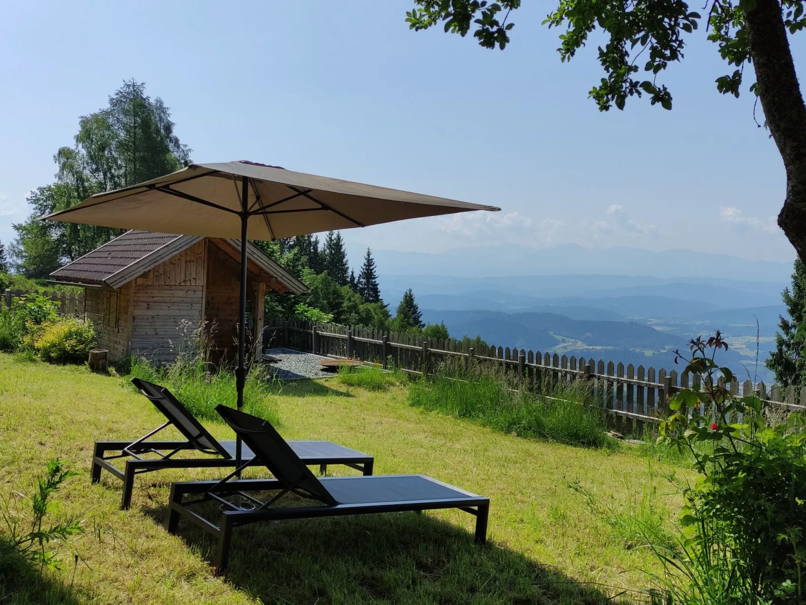 Sonniges Berghaus, ruhige Lage, phantastischer Weitblick-Buiten