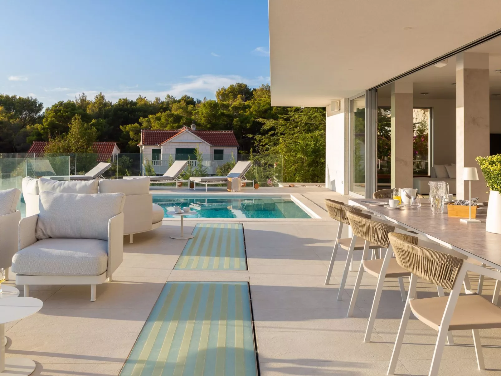 Villa mit Infinity-Pool-Binnen