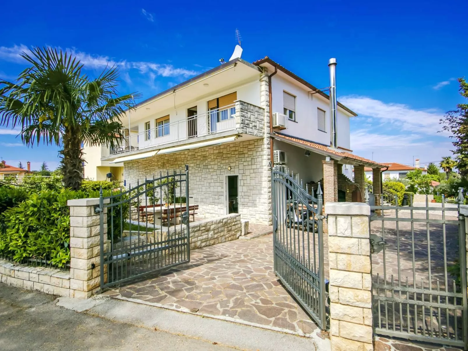 Apartment Nika1 Umag mit Pool und Whirlpool 400 Meter vom Strand entfernt - Buiten