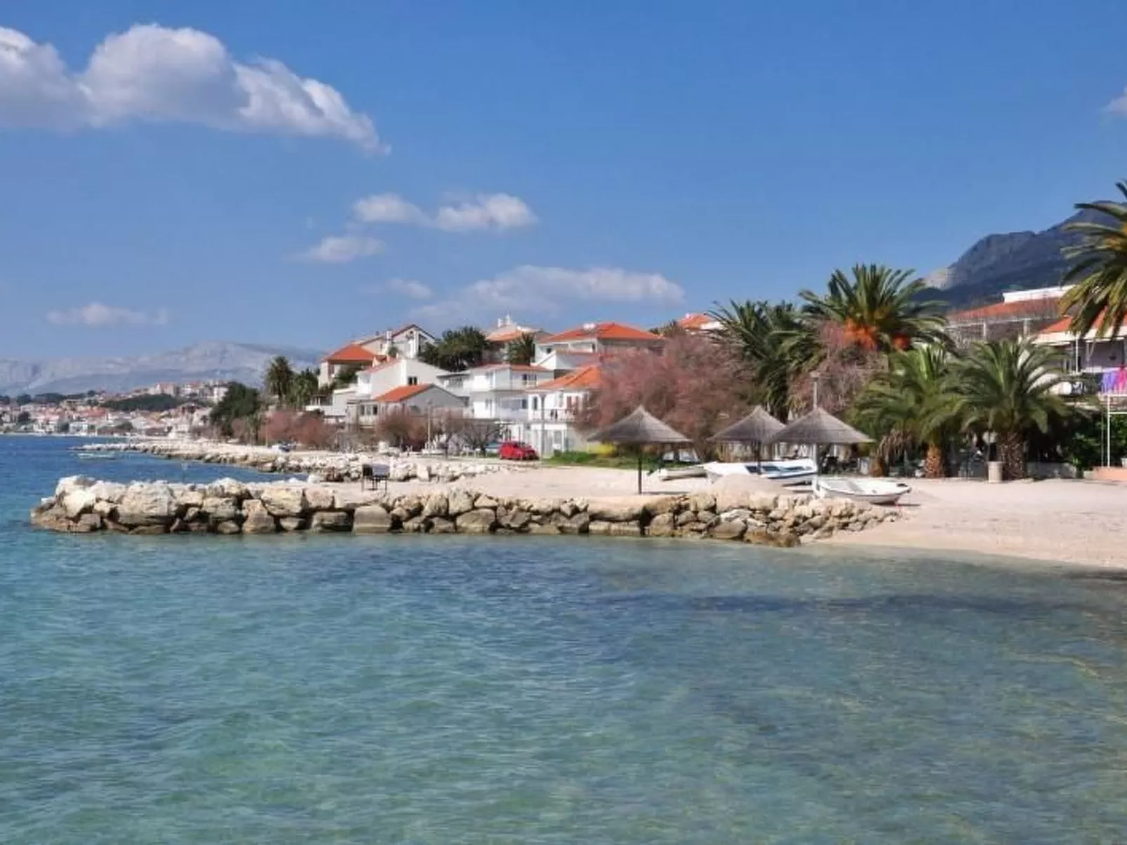 Maric mit Terrasse und Balkon-Buiten