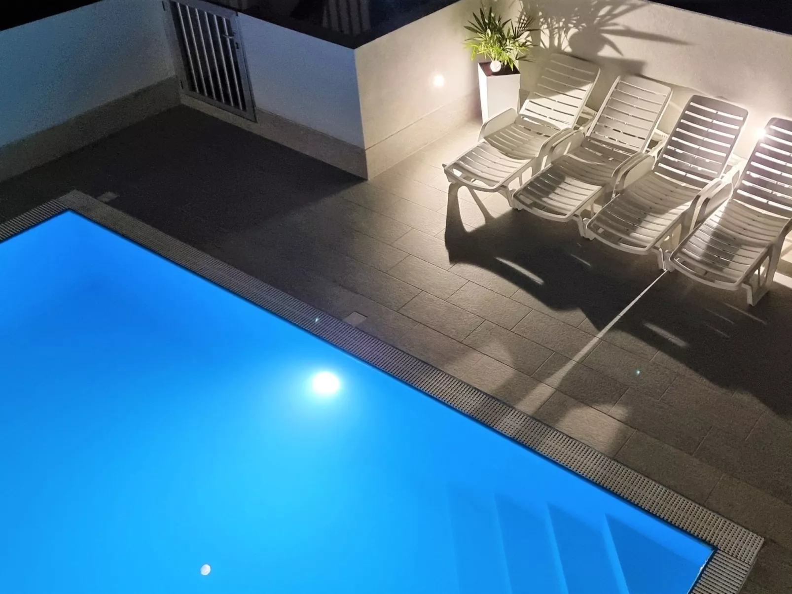 Erdgeschoss-Ferienwohnung mit Garten und Pool-Buiten