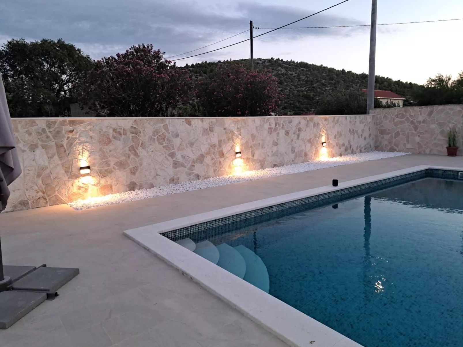 "Charmy Luna" mit Pool - Buiten