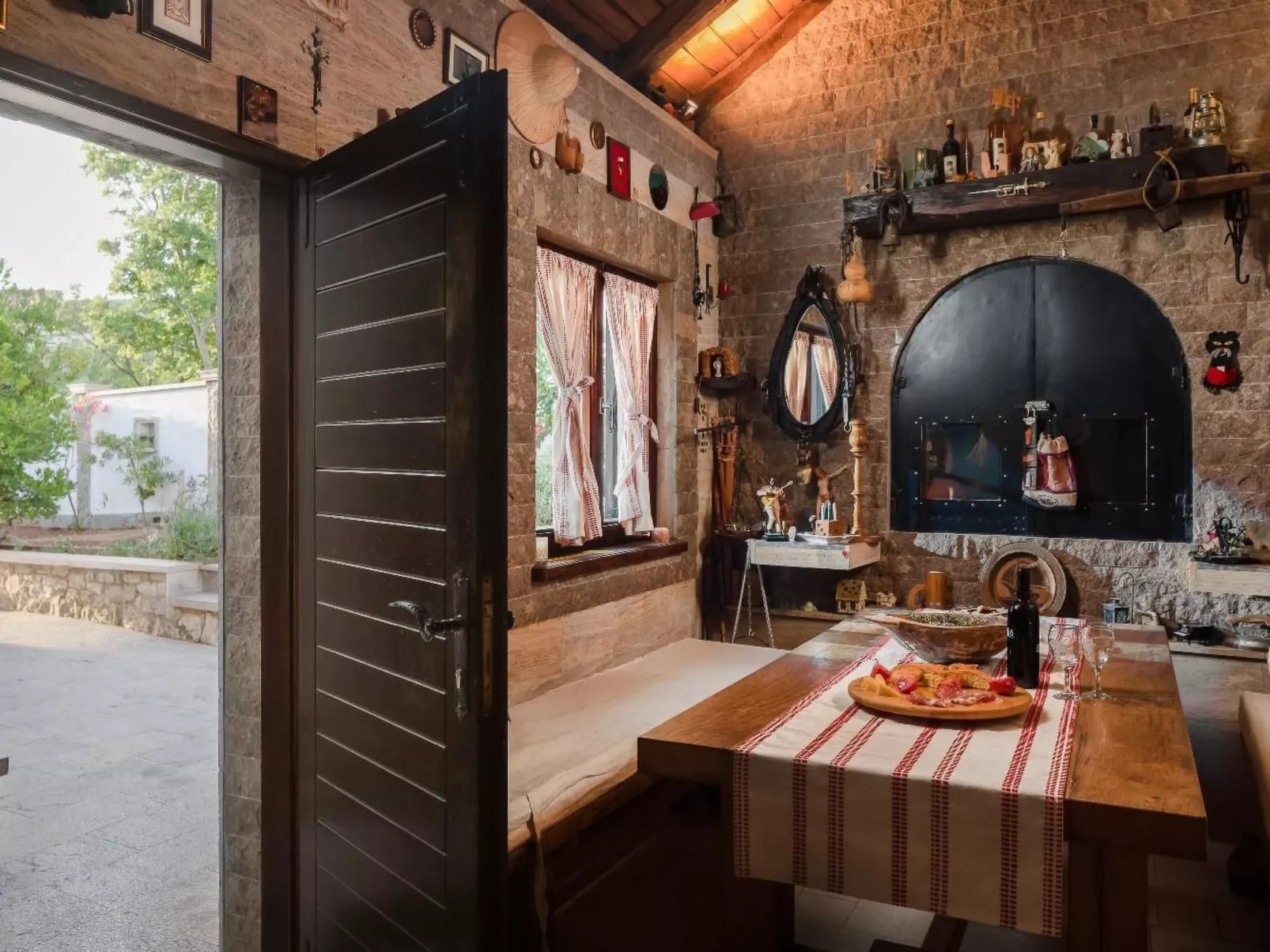 Rustikale Ferienvilla Pomalo-Buiten