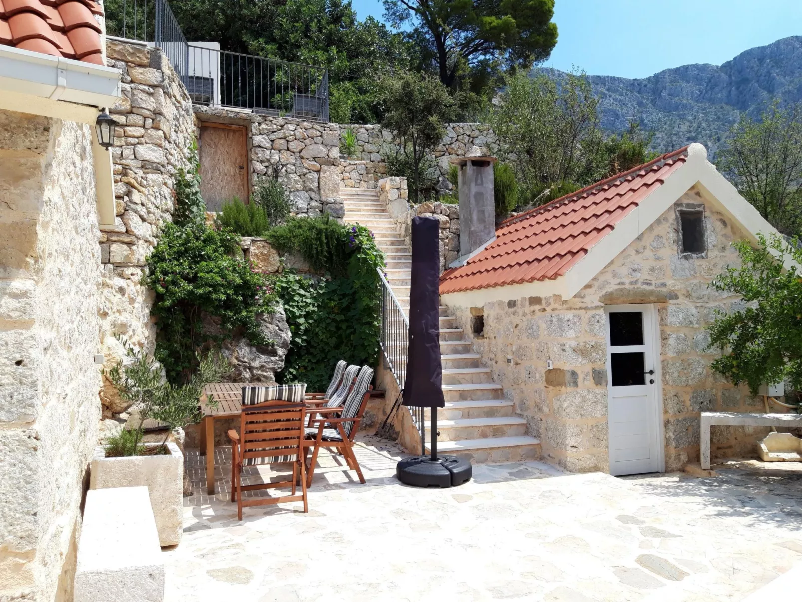 Wunderschöne Steinvilla mit tollem Ausblick-Buiten