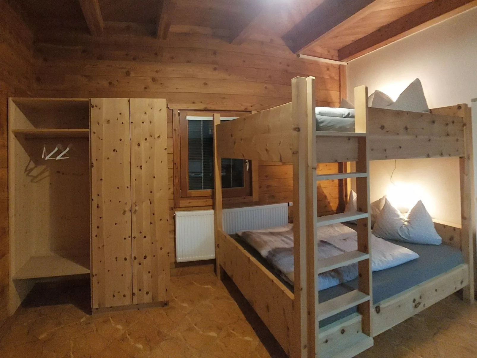 Zirbenholzalmhütte mit fantastischem Ausblick-Binnen