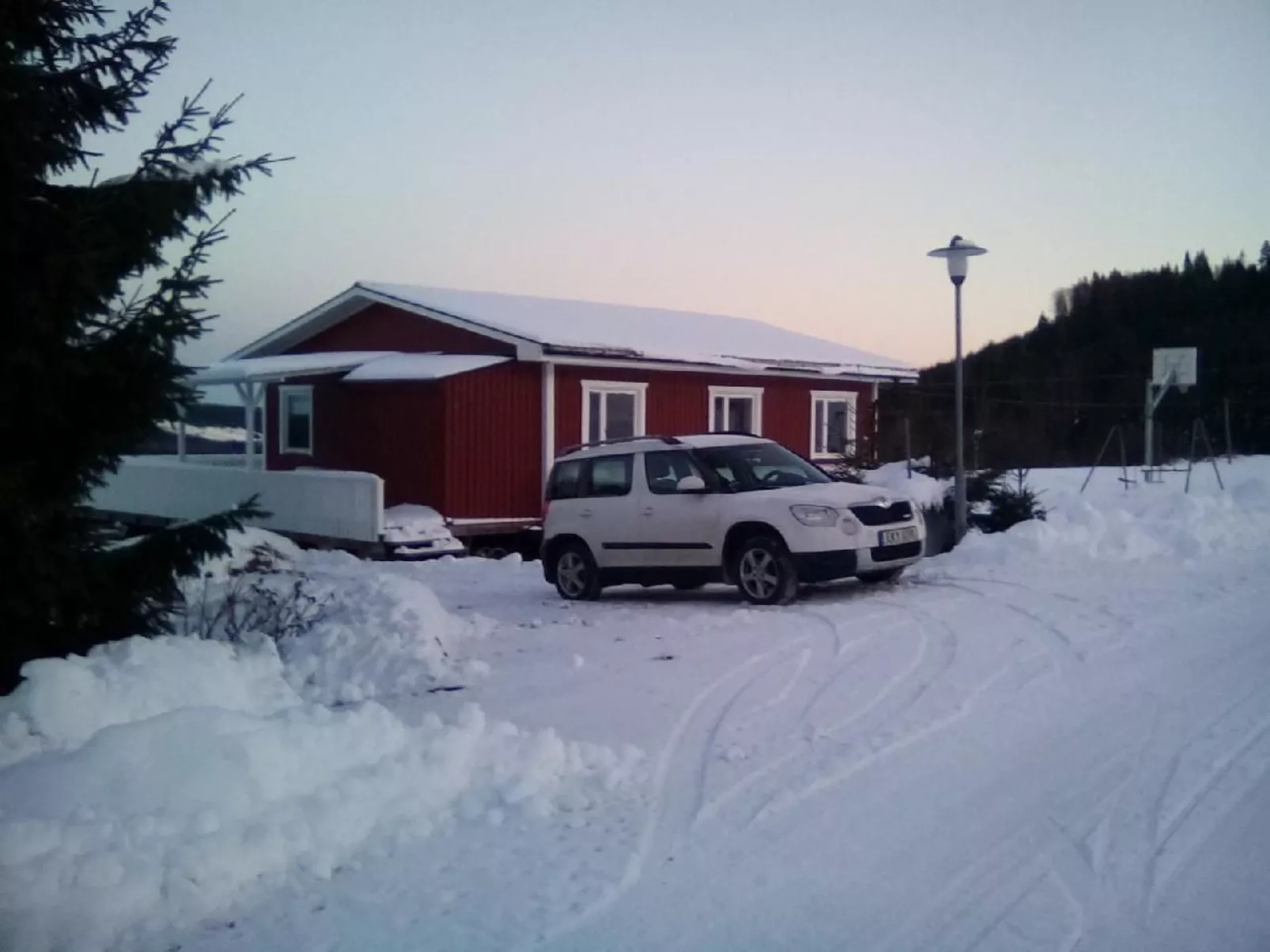 Tolles Ferienhaus in Sunne mit Großer Terrasse-Buiten