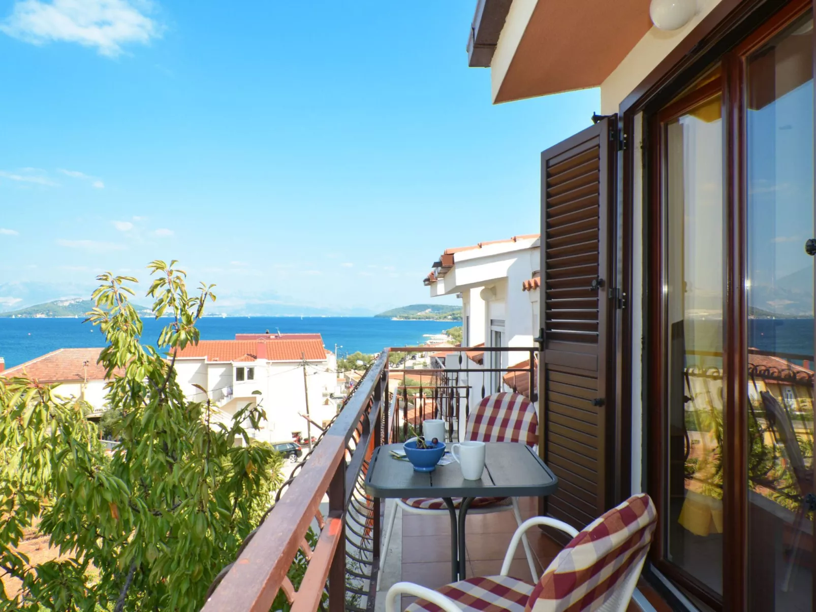 Mirjana mit Parkplatz-Buiten