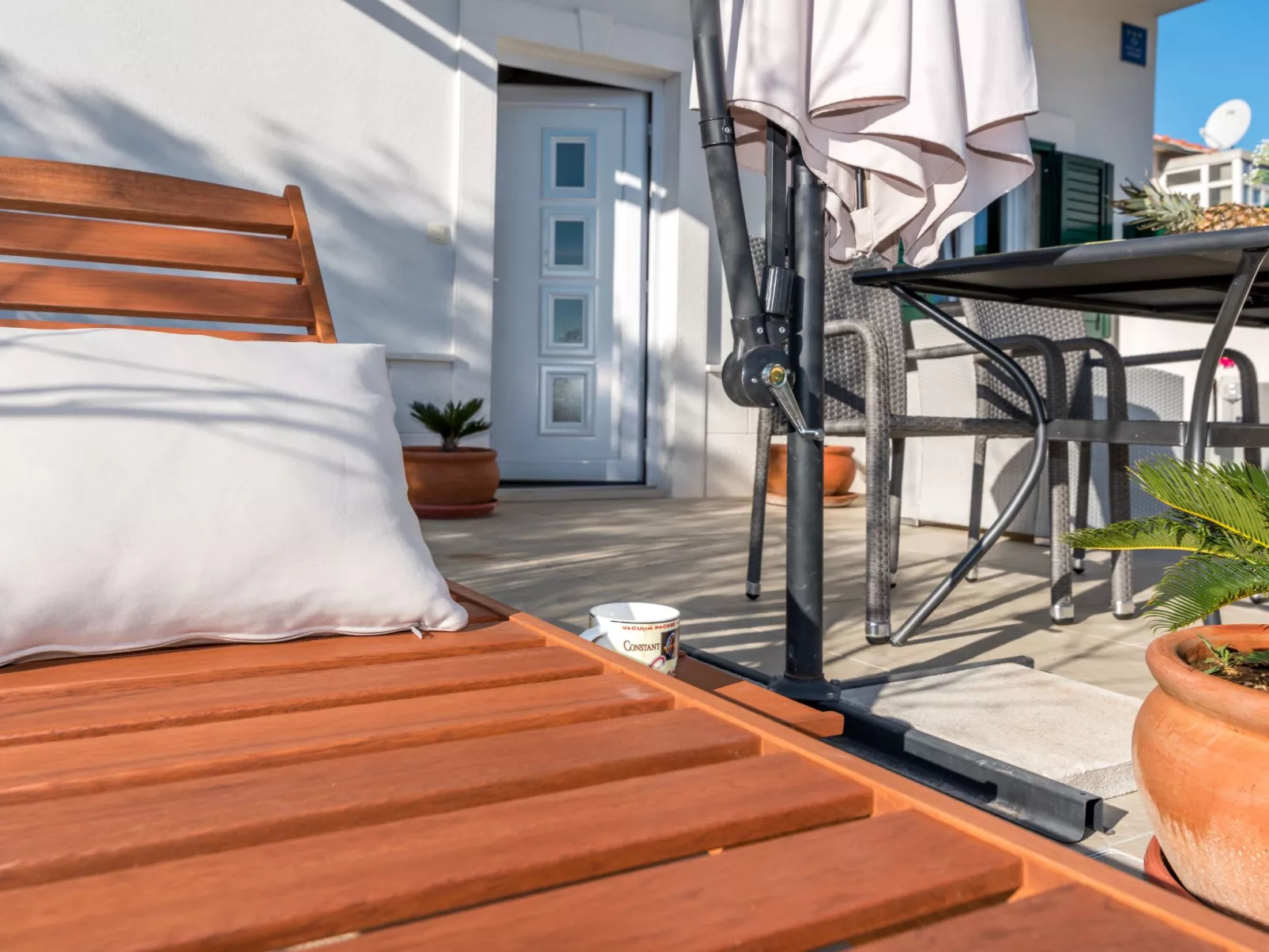 Modernes Ferienhaus mit Terrasse und Meerblick-Buiten