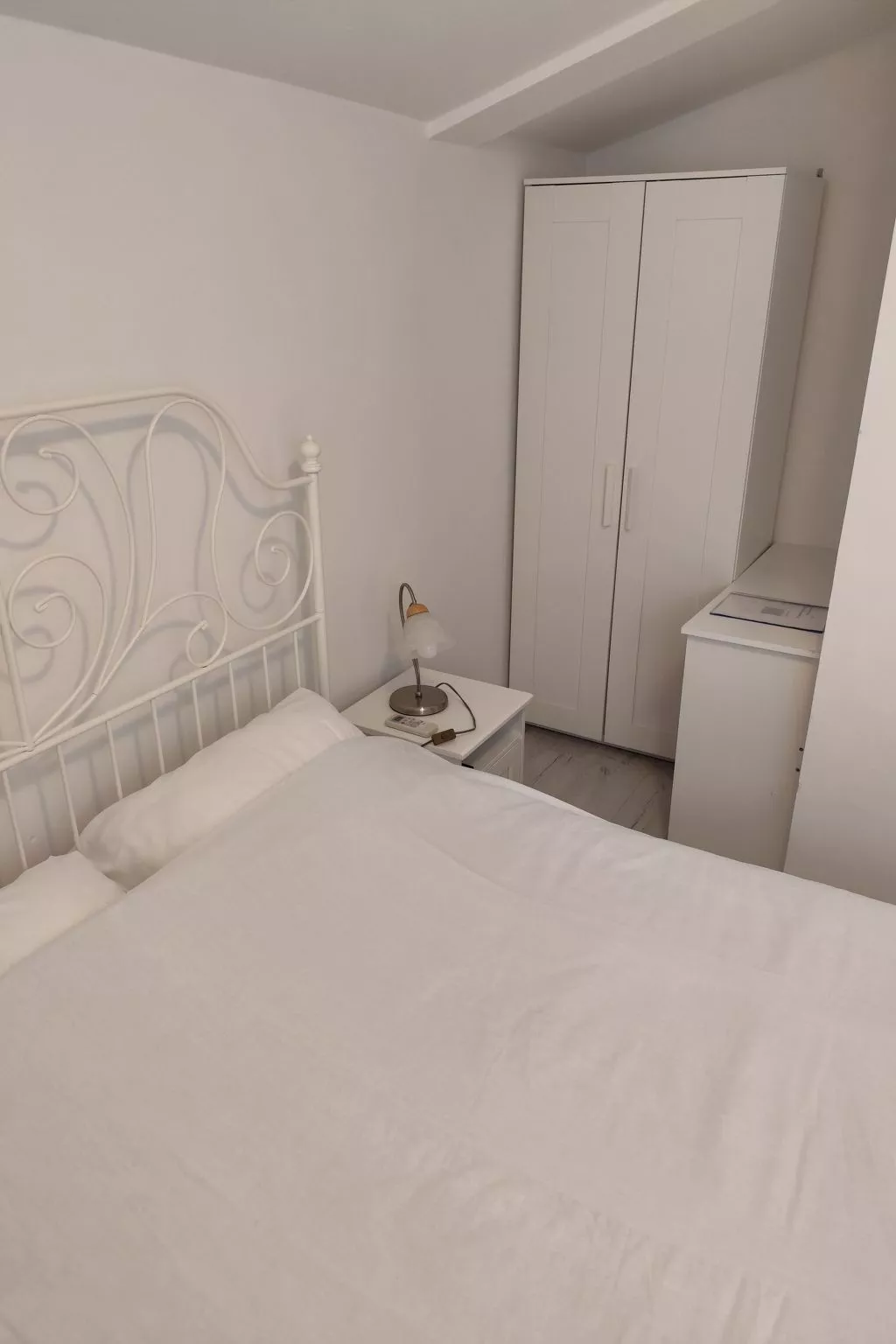 "Valentino" mit Blick auf das Wasser-Image-tags.info