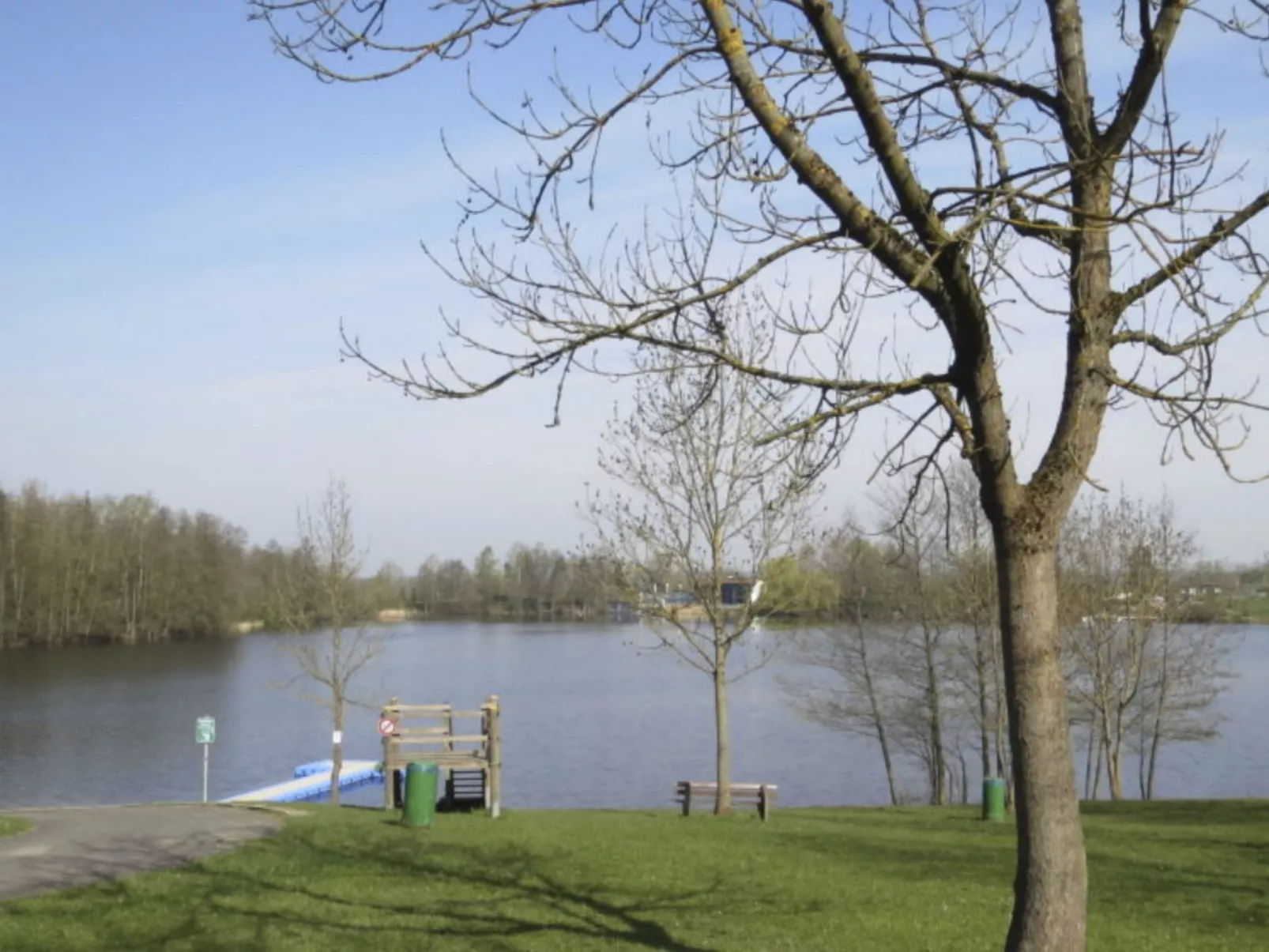Idyllisches Ferienhaus mit Balkon und Garten-Buiten