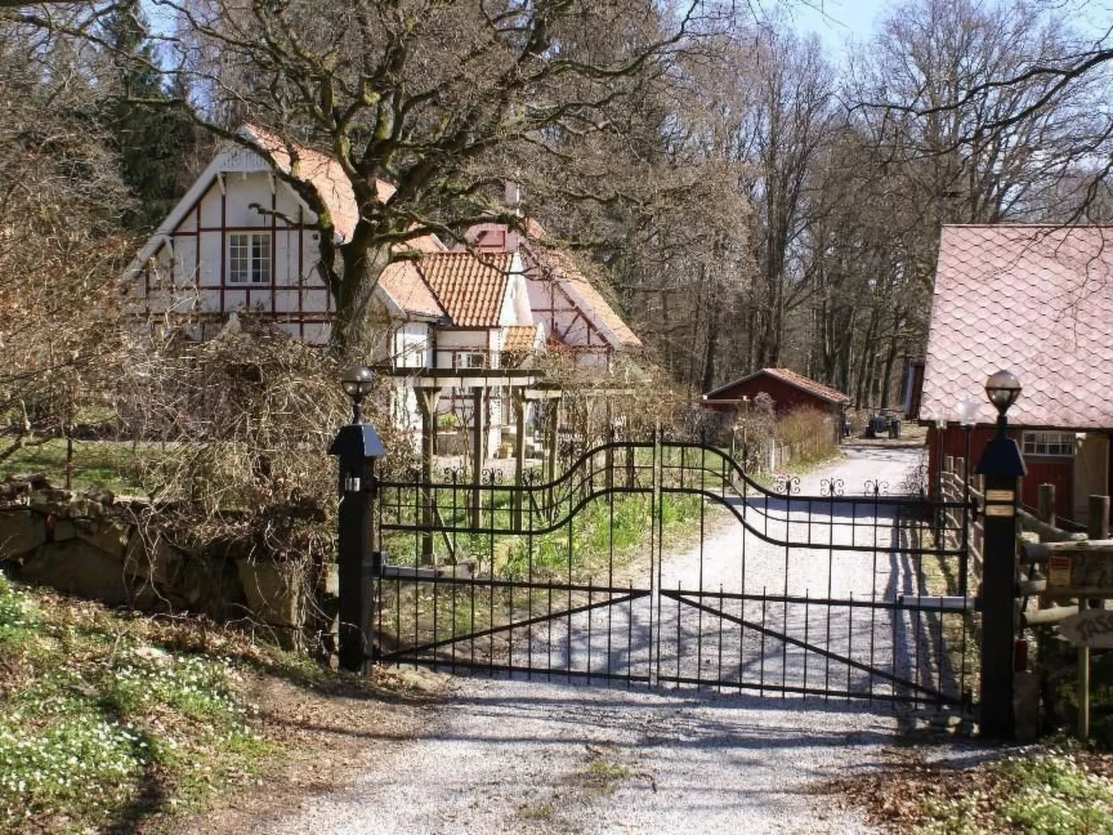 Mit Balkon, Terrasse und Garten-Buiten