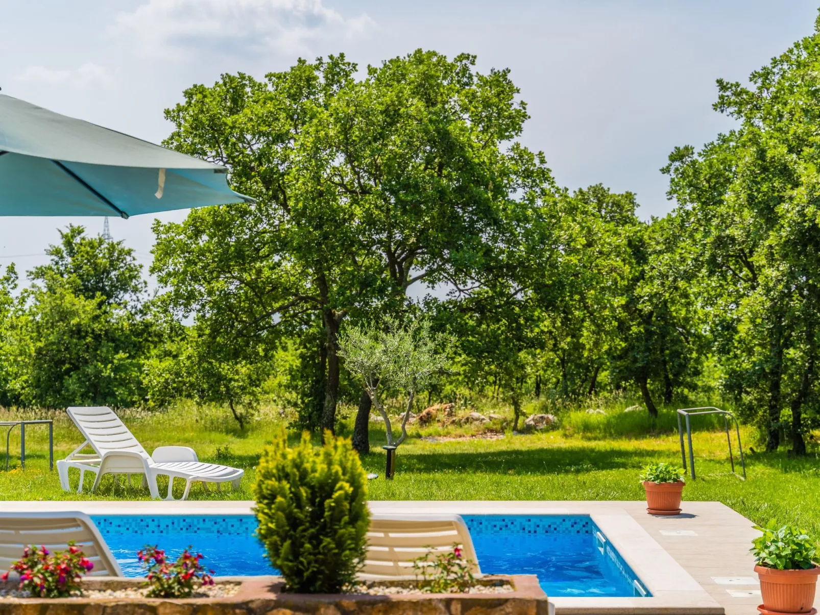 Schönes Haus mit großer grüner Umgebung, Pool-Buiten