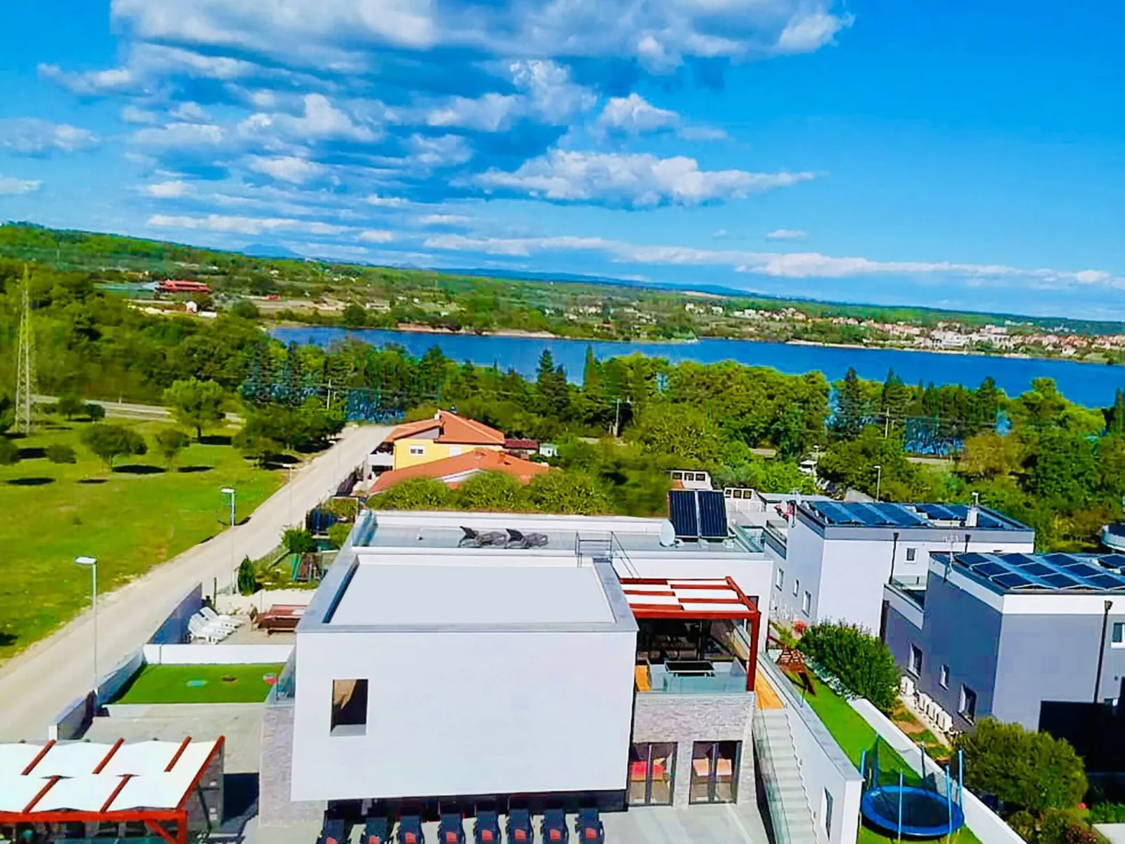 Leon's Holiday Homes-Buiten