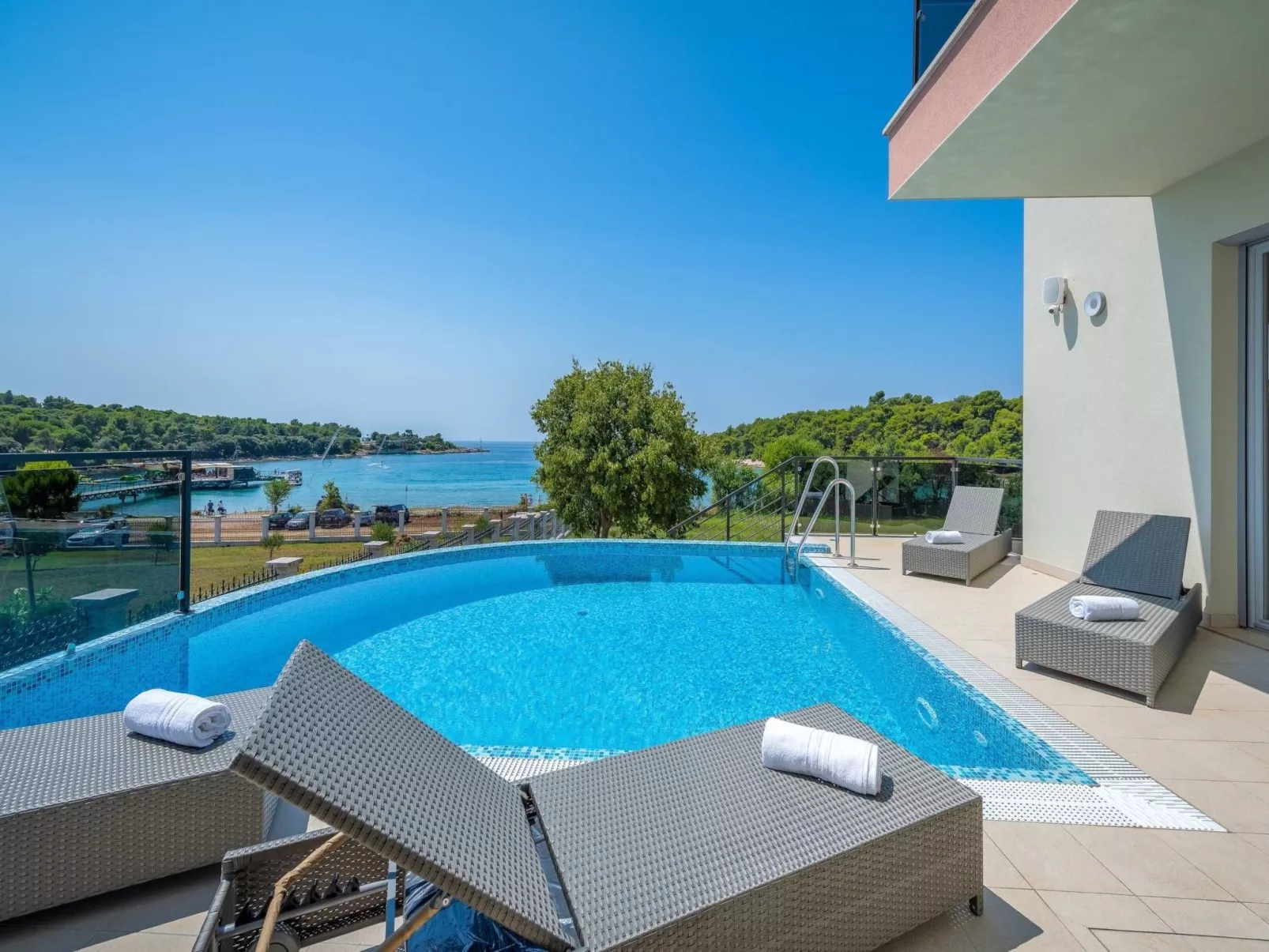 Cedar in Stoja mit großzügigem Garten-Binnen