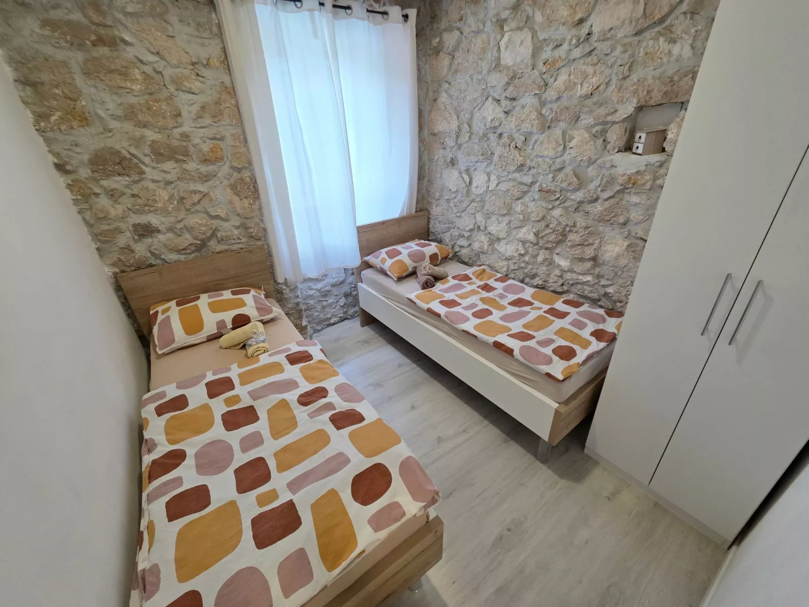 Steinhaus mit privatem Außenpool-Binnen