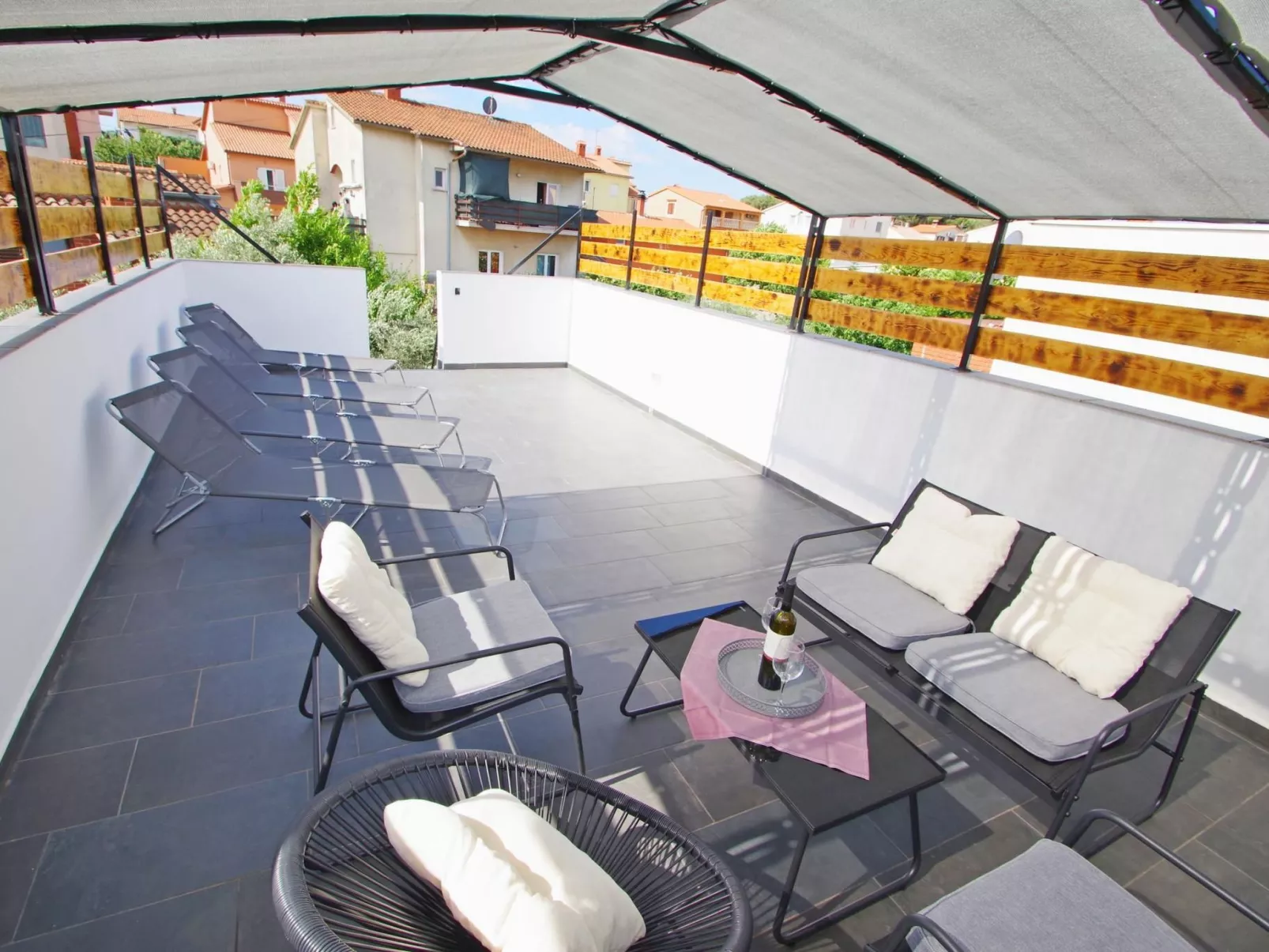 In Pula mit großem Dachbalkon.-Buiten