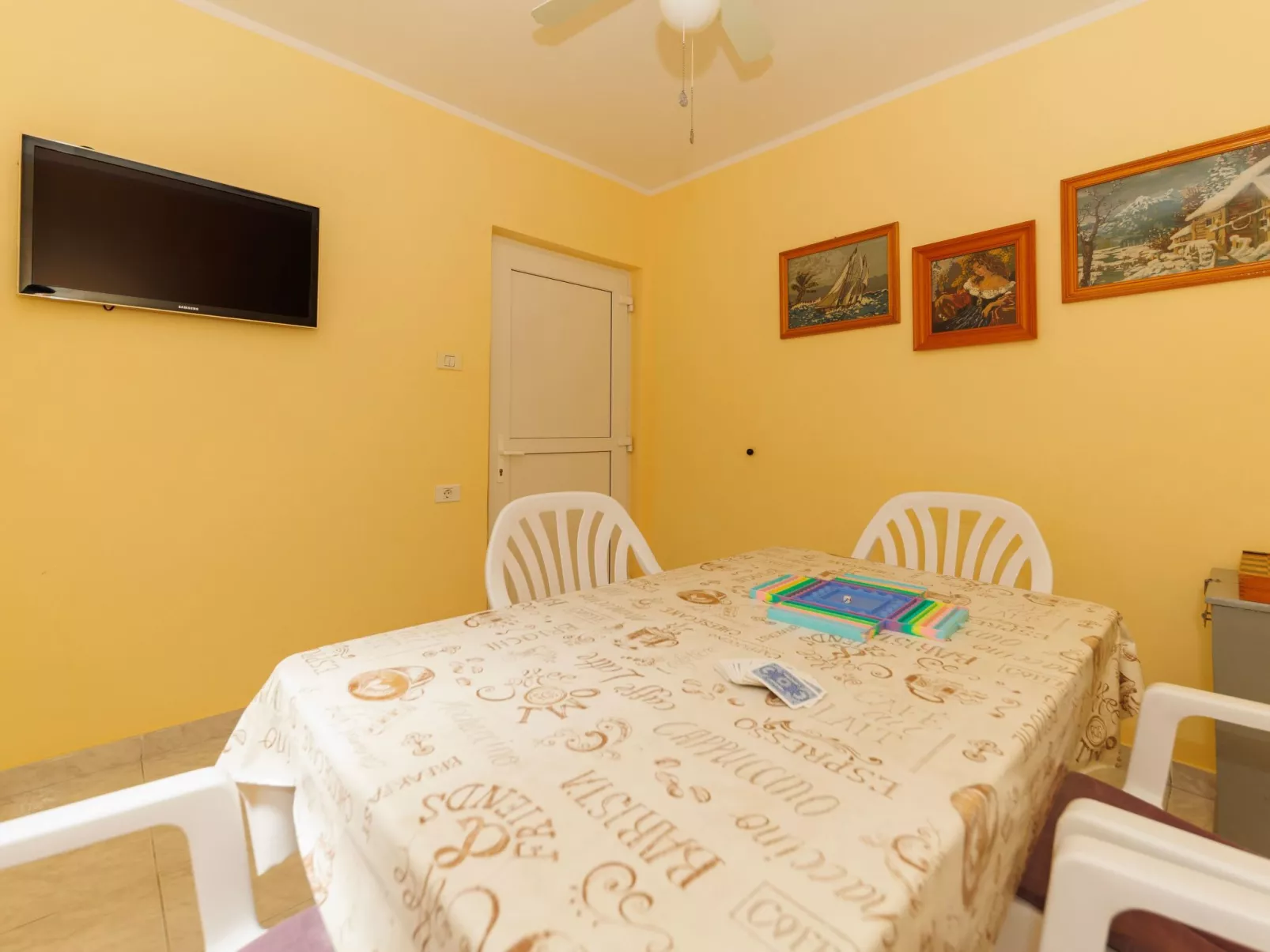 "Zara" mit Blick auf das Wasser-Binnen