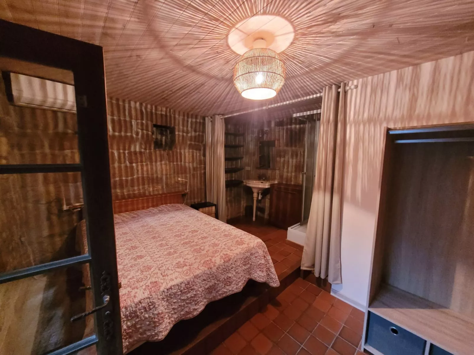 Steinhaus und Freischwimmbad, 4 Betten, 2SZ-Binnen