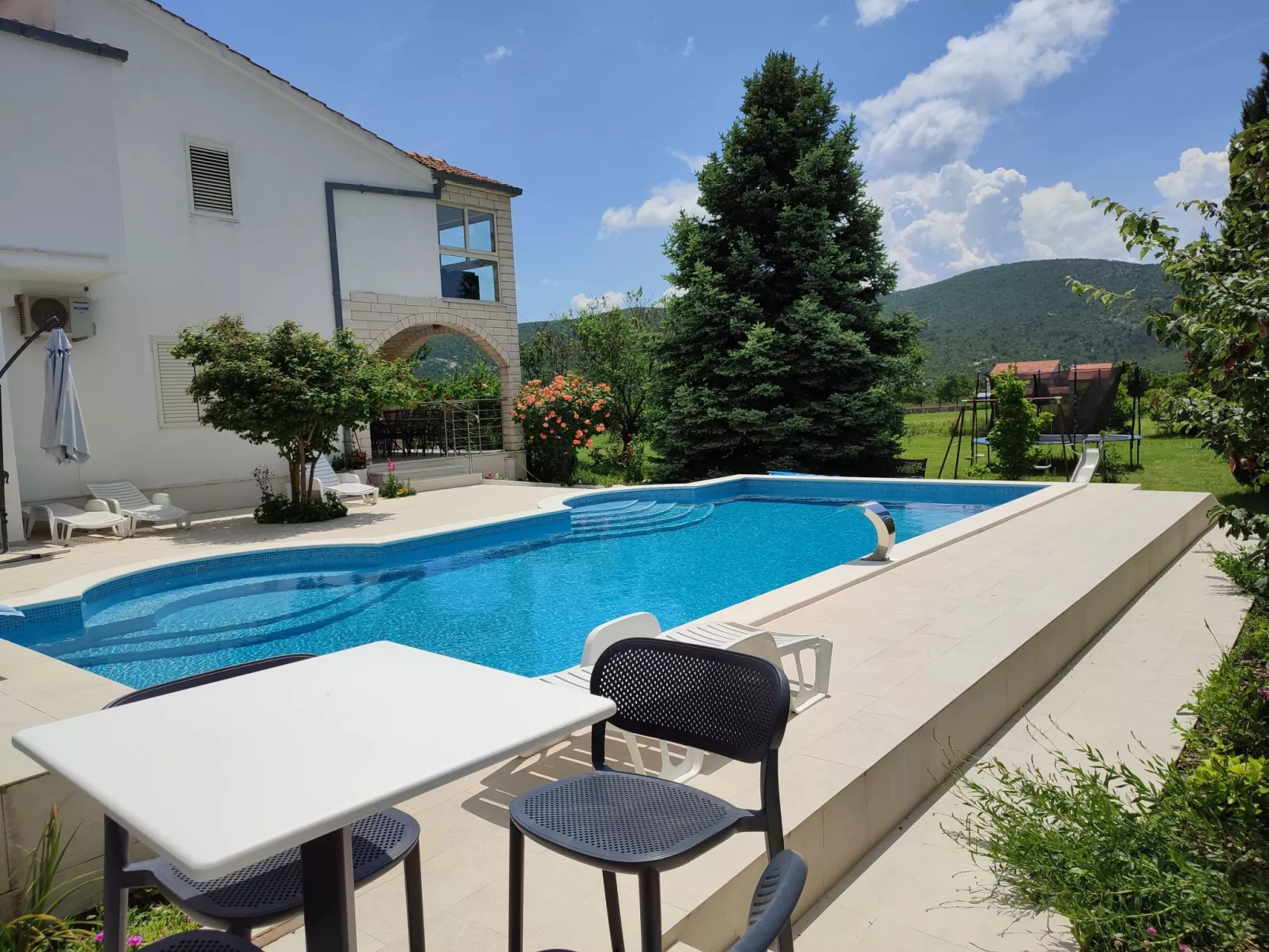 Anwesen "Villa Almas, Sauna, Fitnessraum, Multisport-Buiten