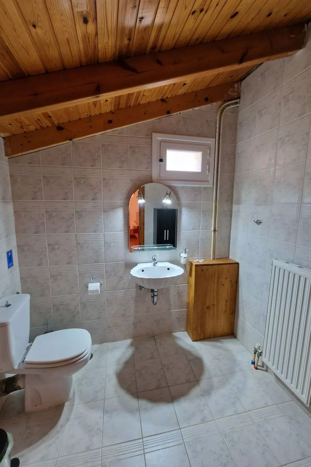 Vollständig umschlossene und großzügig angelegte dreistöckige Ferienvilla mit f-Image-tags.info