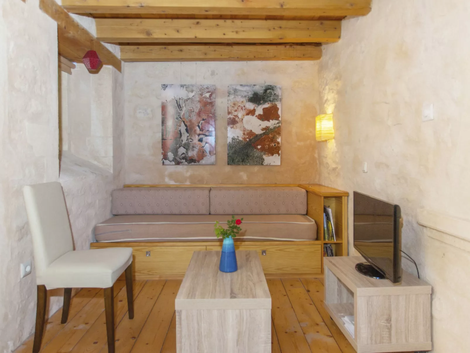 Mit privatem Pool in Roustika-Binnen