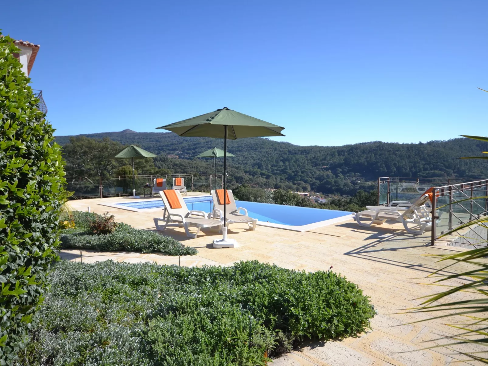 Luxuriöse Privatvilla mit Infinity-Pool-Buiten