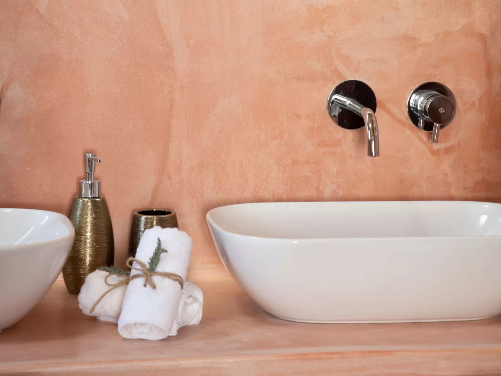 Luxuriöser Villenkomplex mit 14-16 Schlafzimmern in Strandnähe-Binnen