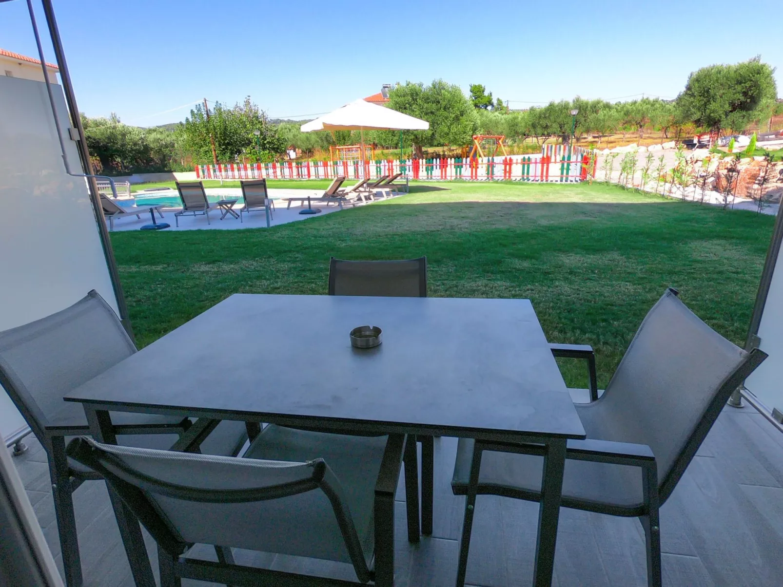 Finikas Garden Nikit-Buiten