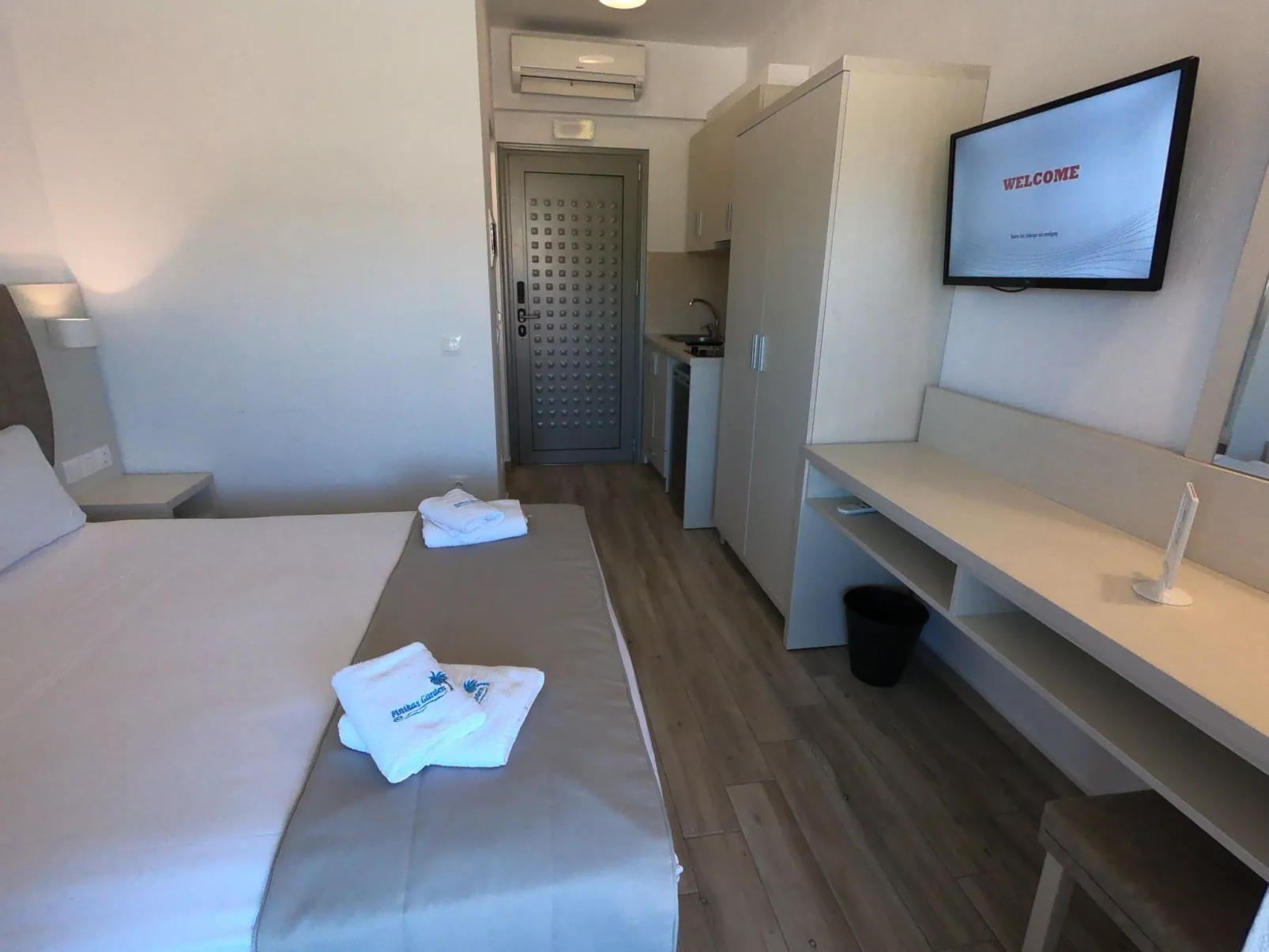 Finikas Garden Studios Pool Garten-Binnen