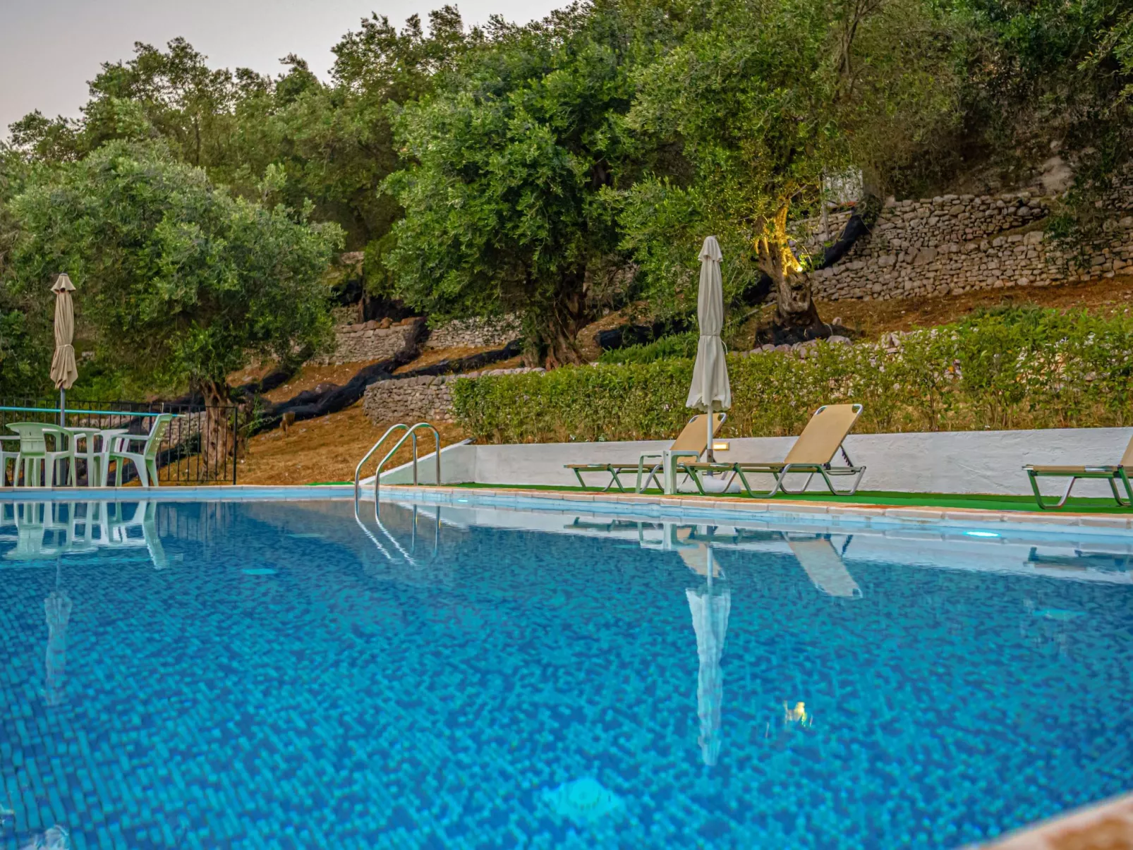 "Zeus" mit Infinity Pool-Buiten