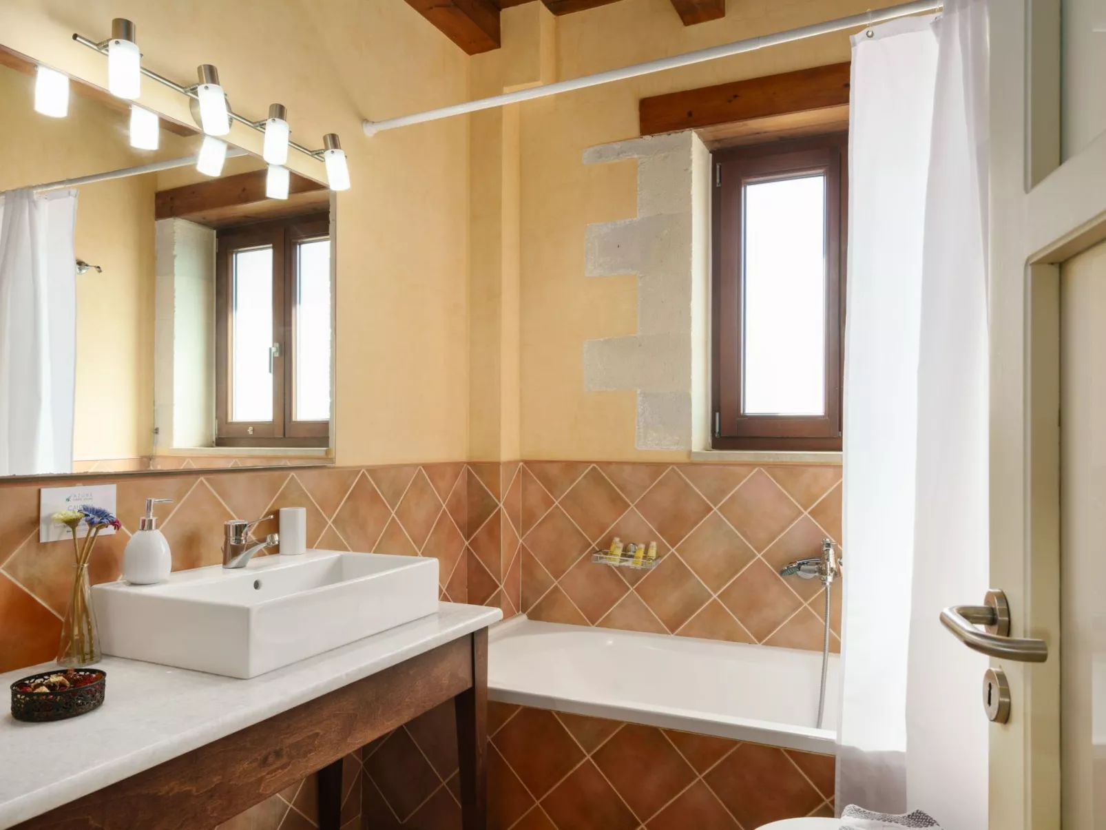 Villa aus Stein, privater Pool, BBQ 30m zum Strand-Binnen