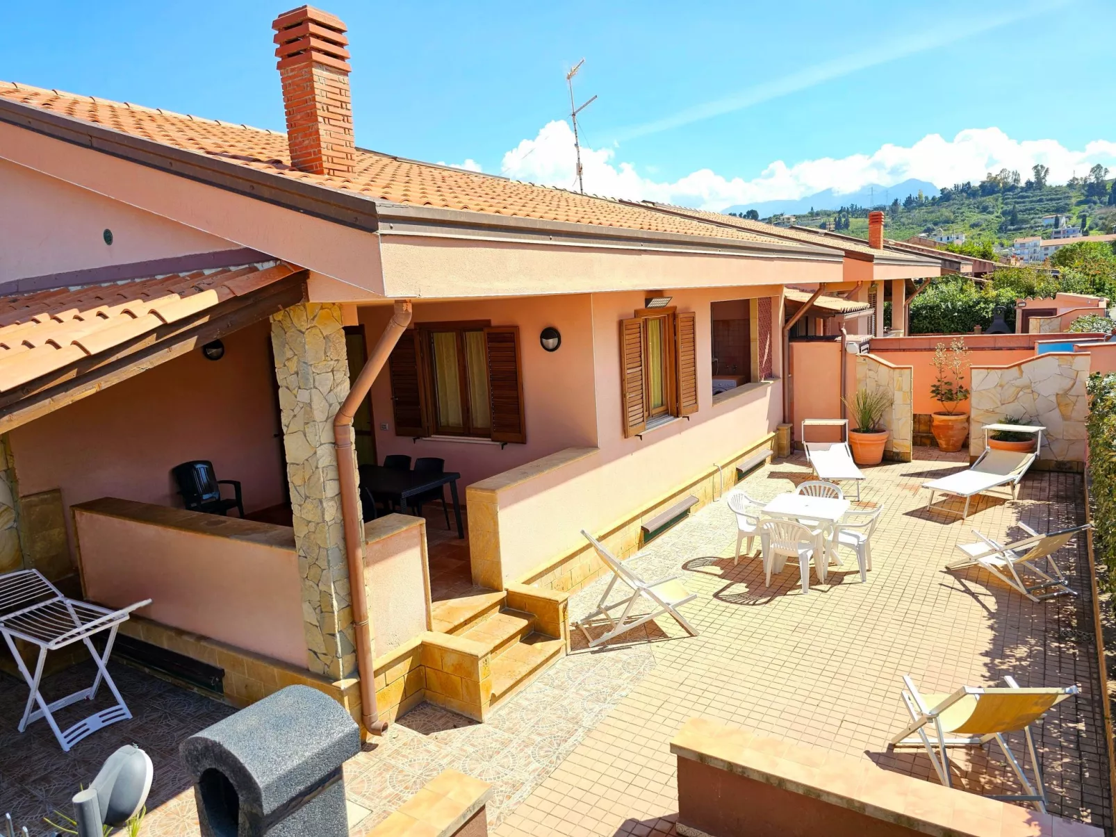 Helle mediterrane Villa mit Veranda und Garten-Binnen