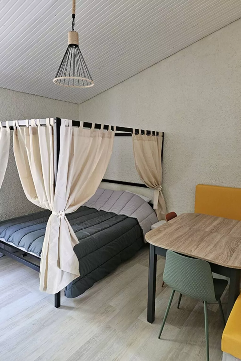 Hübsches Tiny Cottage mit Waldblick im Feriendorf-Binnen