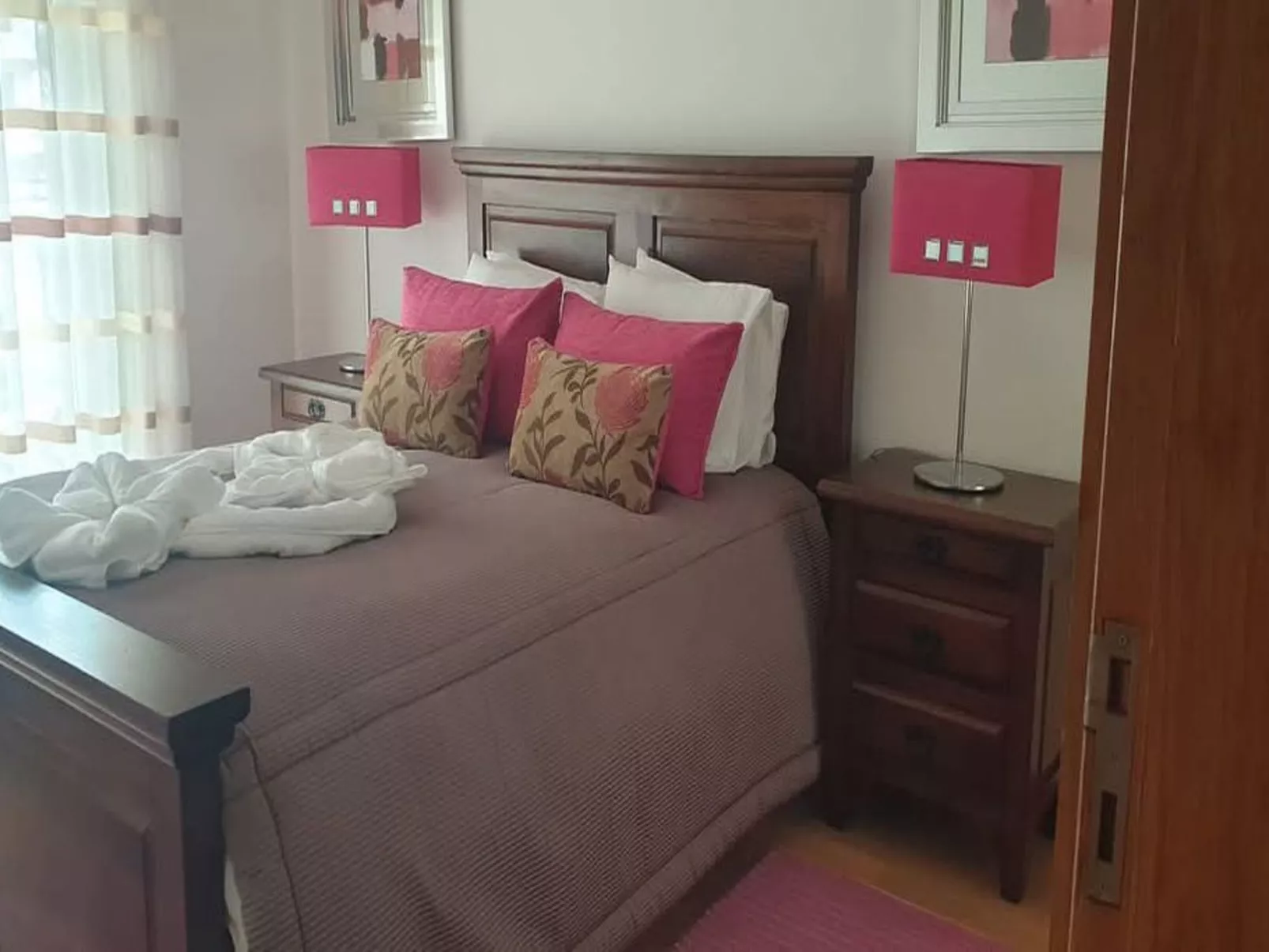 Strandnah und mit Blick auf das Meer