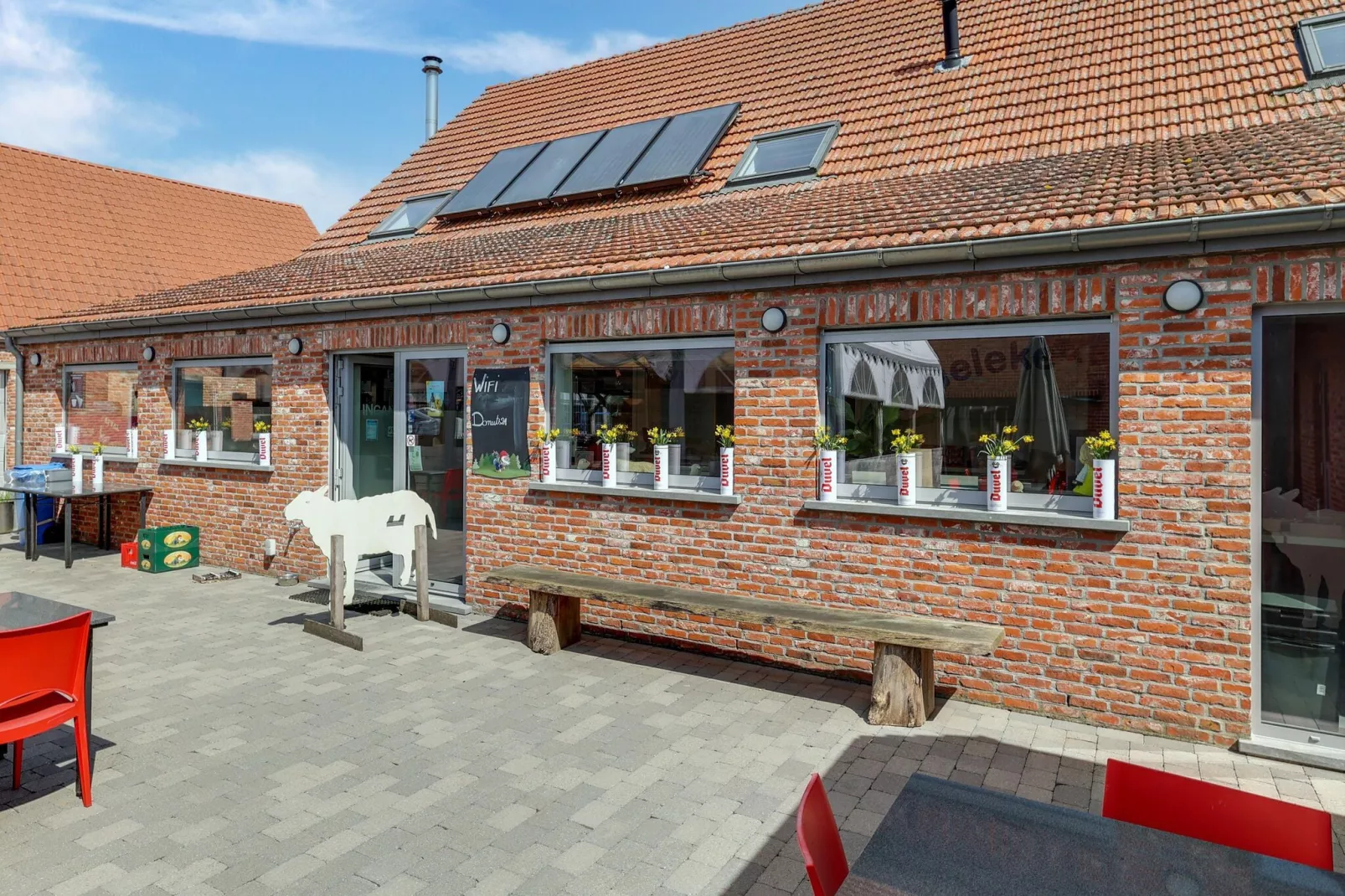 IN DE WOLLEKJES  “slapen bij of tussen de schapen”-Buitenkant zomer