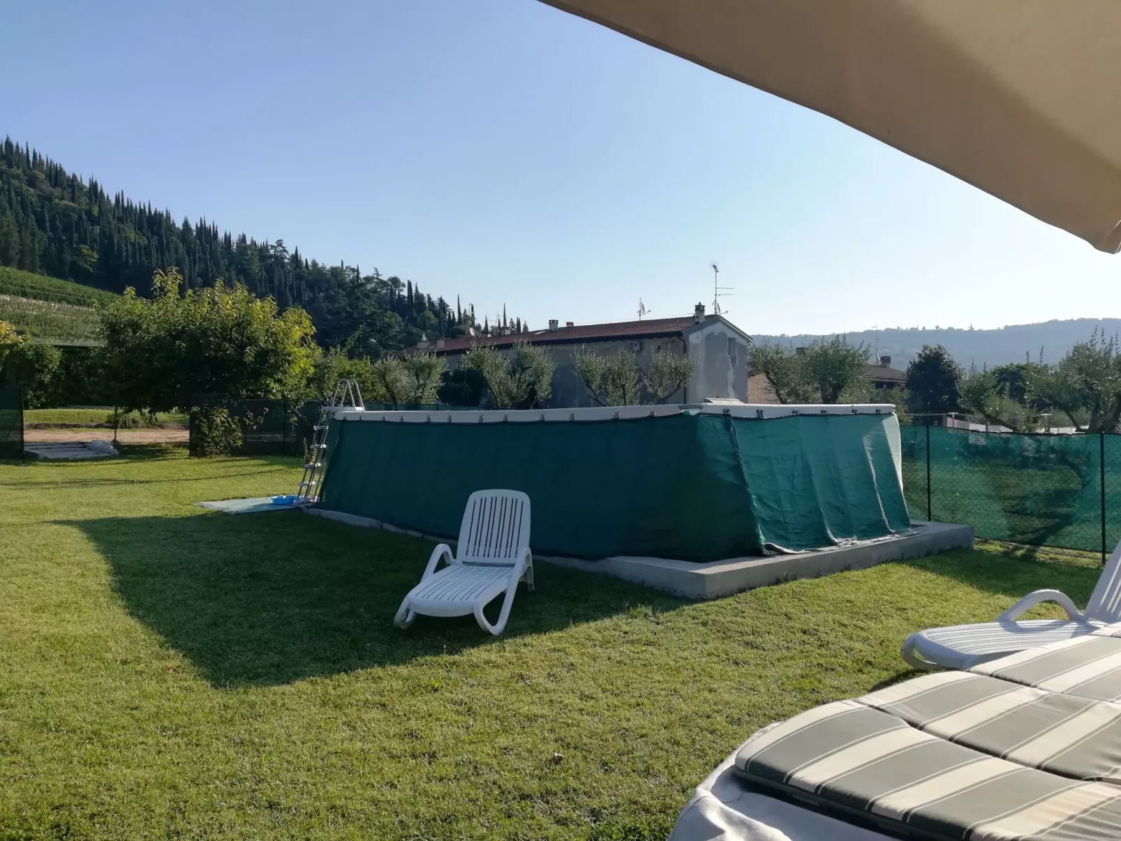 Anwesen mit Garten, Grill und Terrasse-Image-tags.info