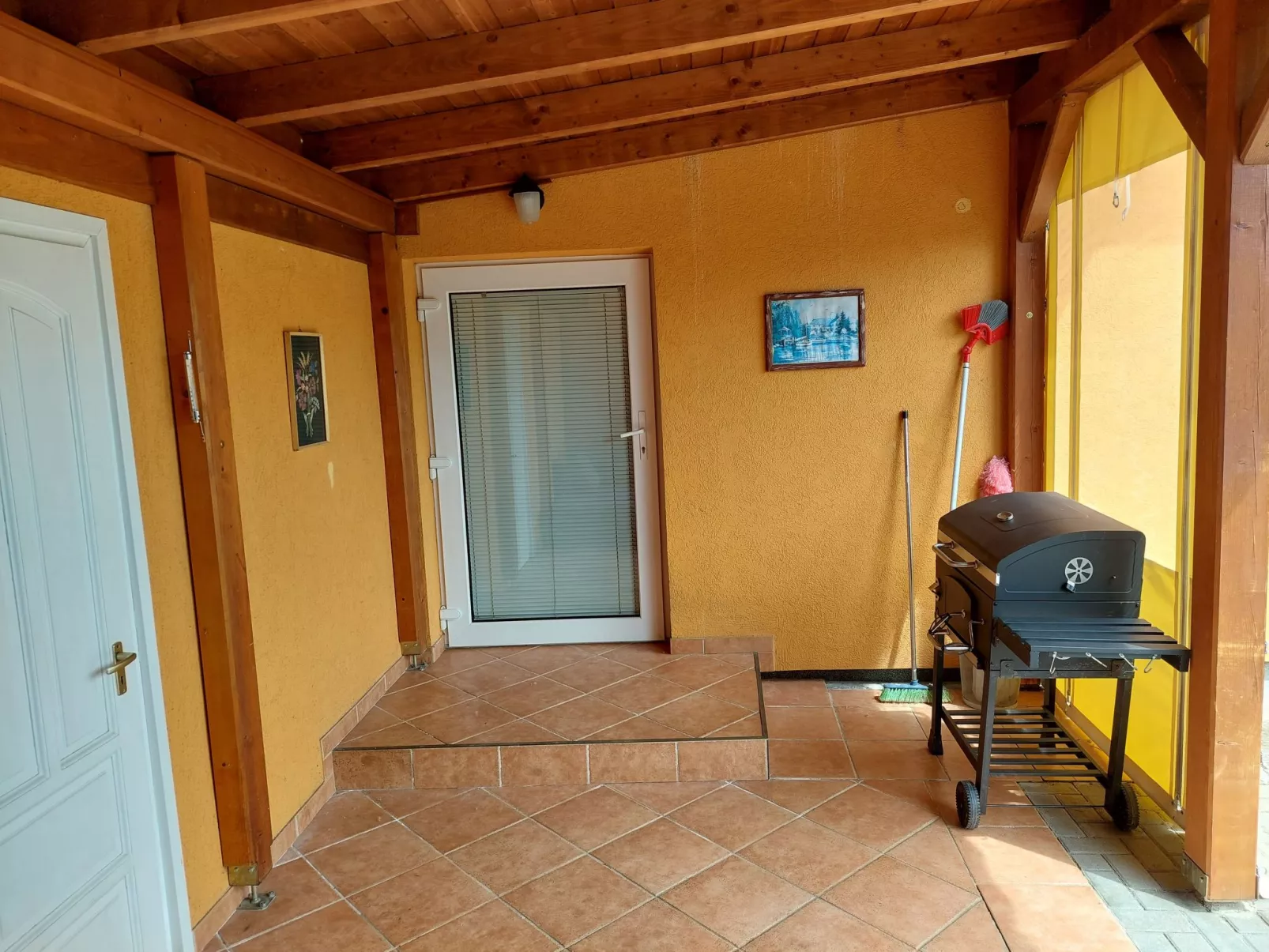 Schönes Ferienhaus mit Pool in ruhiger Lage-Buiten