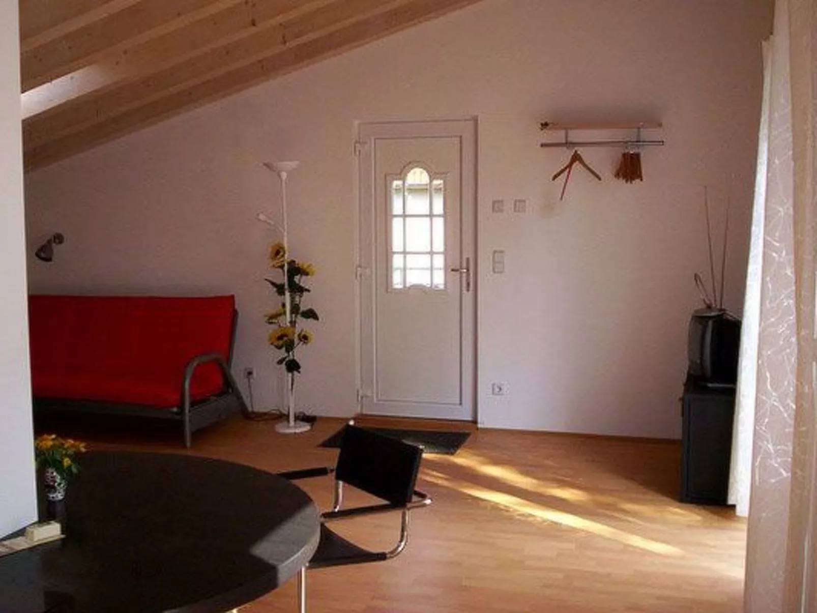 Moderne Studiowohnung im Obergeschoss mit Balkon-Binnen