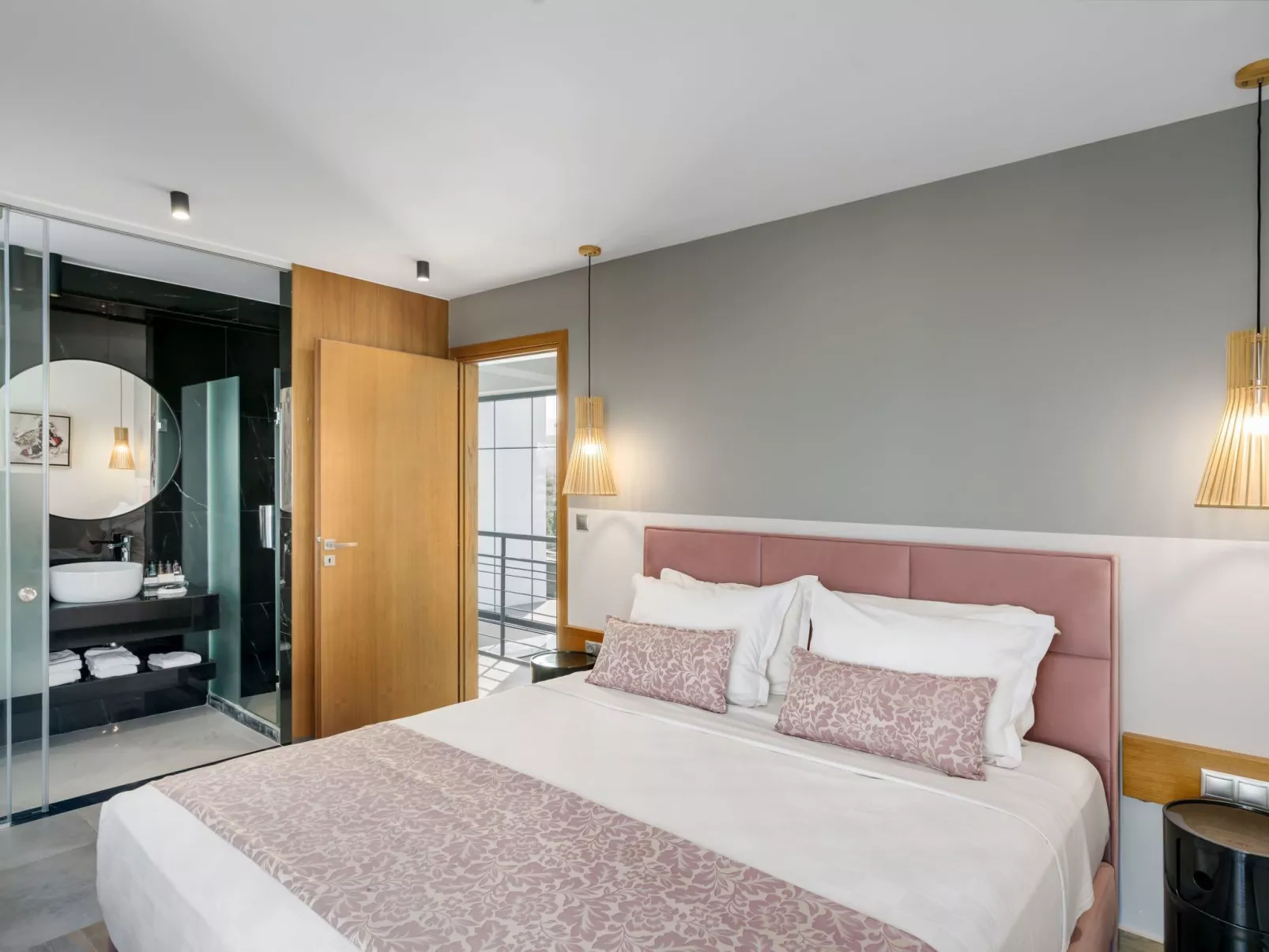 Lux-Villa mit Innen- und Außenpool, BBQ und Fitnessraum-Binnen