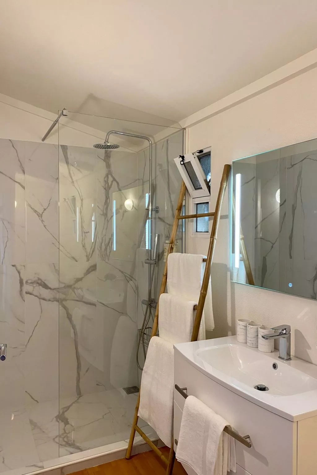 Ideales Familienhaus mit freiem Stadt- und Meerblick-Binnen