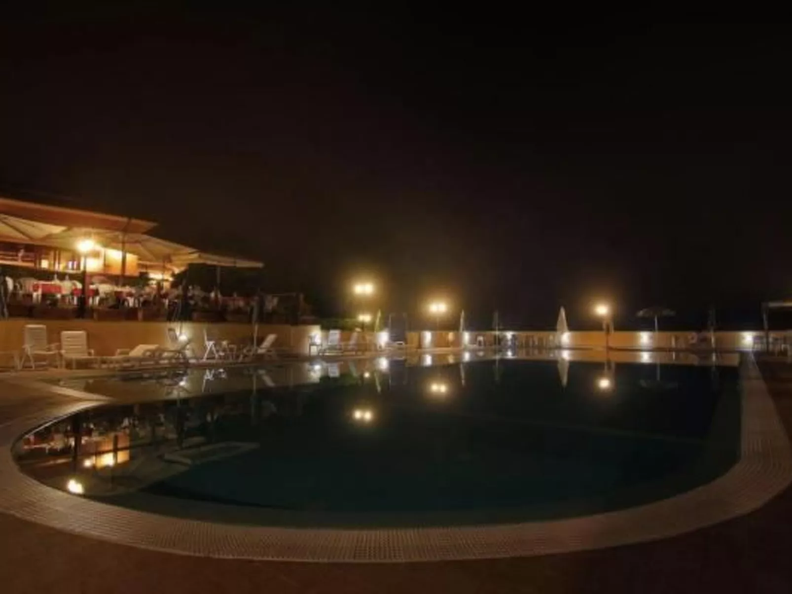 'Horizons' mit Schwimmbad-Buiten