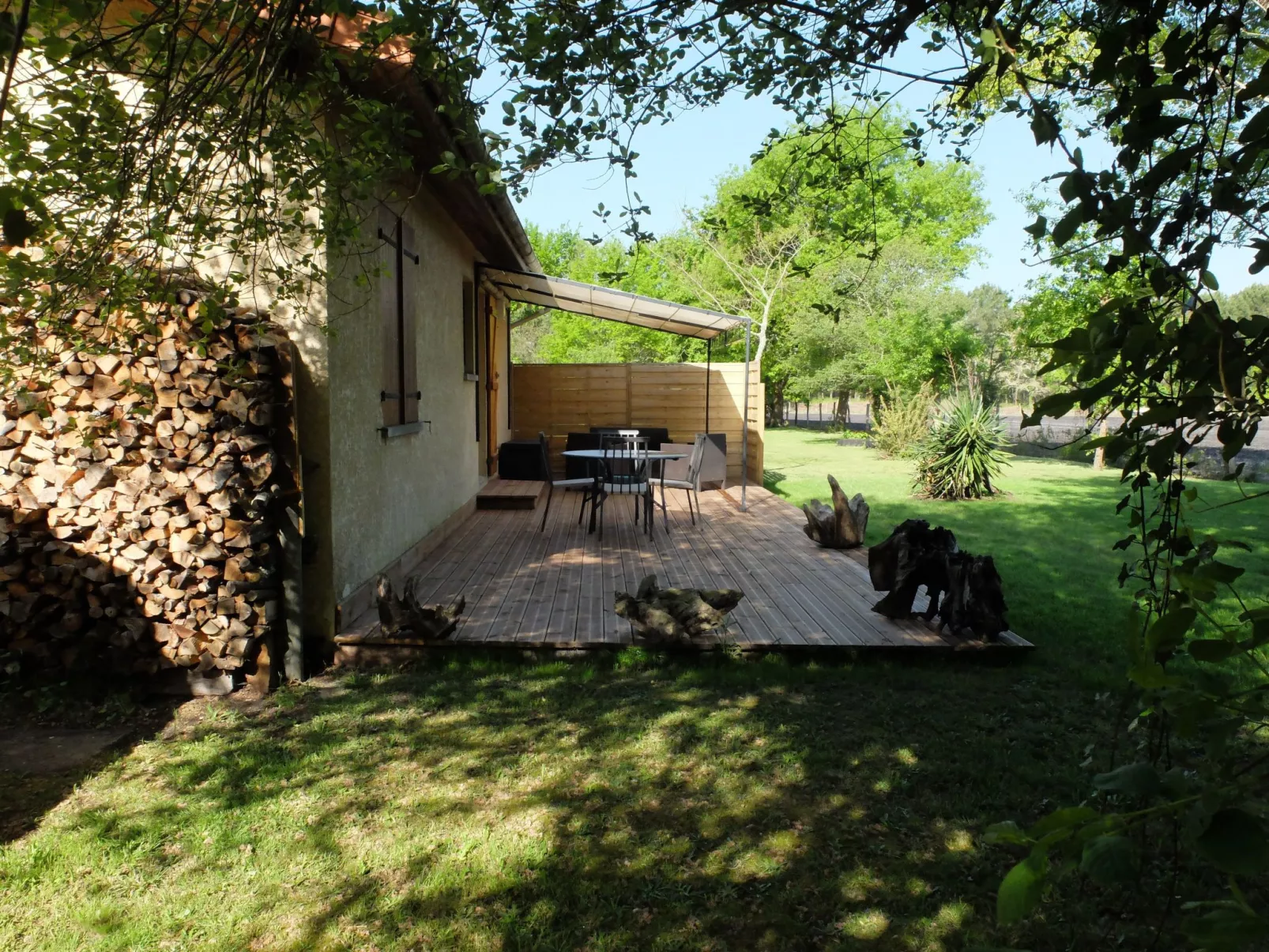 Gemütliches Ferienhäuschen im Grünen mit Terrasse-Buiten