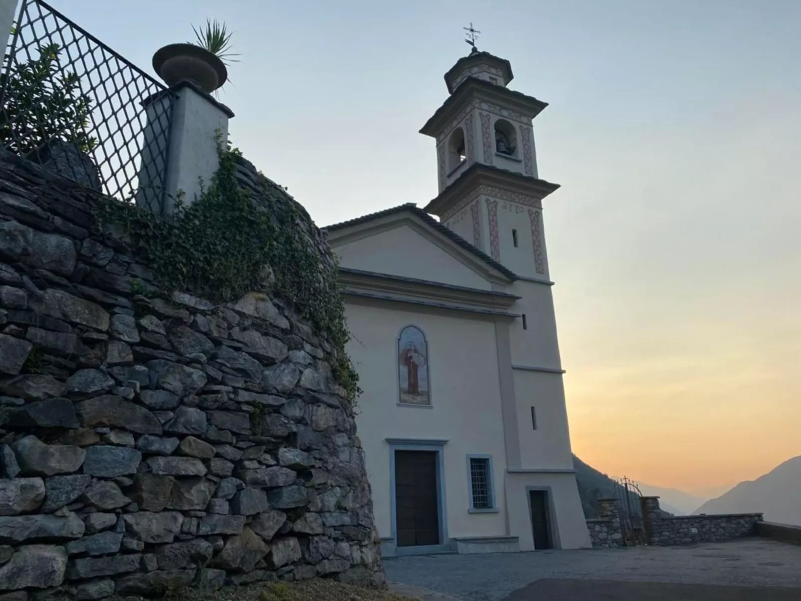 Tausend Steine Haus-Buiten